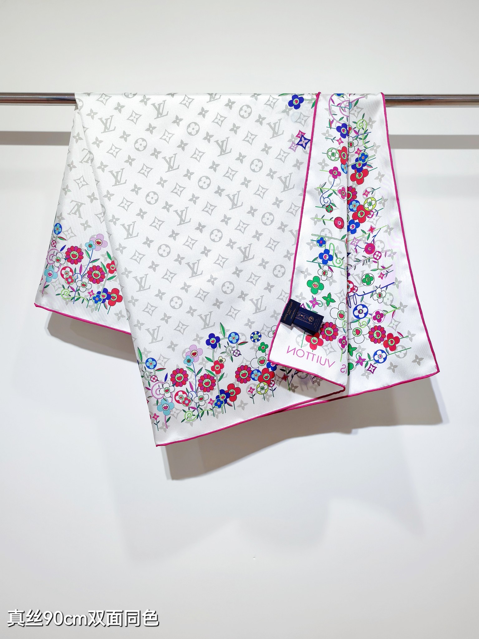 🌼SLV2503
18姆米双面  90x90cm斜纹真丝
LV《LV x TM Monogram SuP