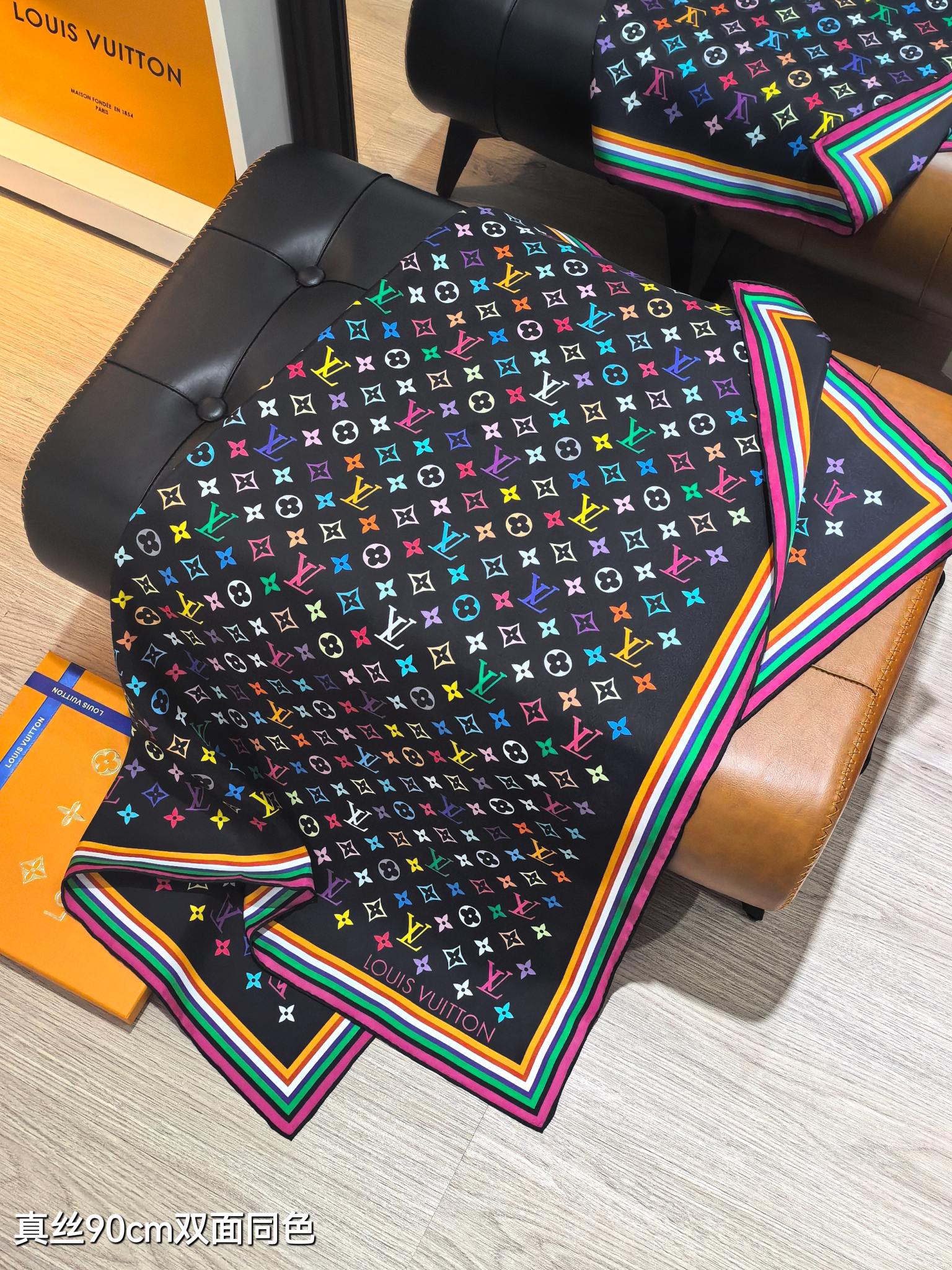 🌼SLV2505
18姆米双面  90x90cm斜纹真丝
LV《LV x TM》