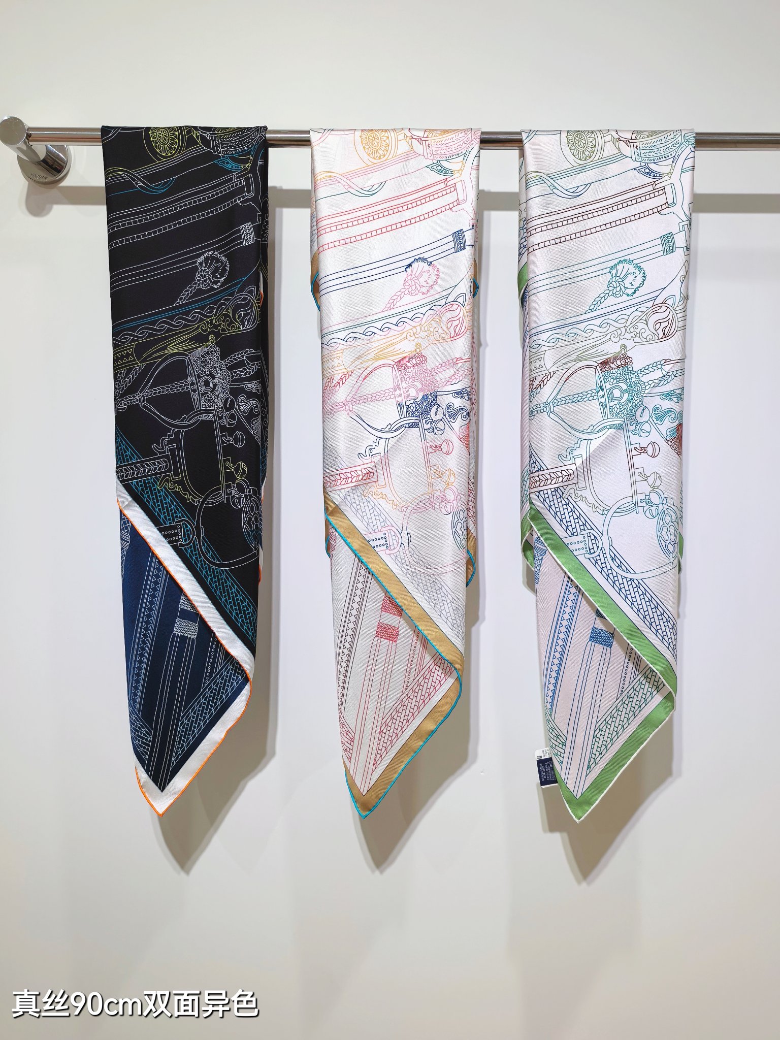 🌼SHMS2528
18姆米双面异色  90x90cm斜纹真丝
爱马仕《马镫竞赛混搭》