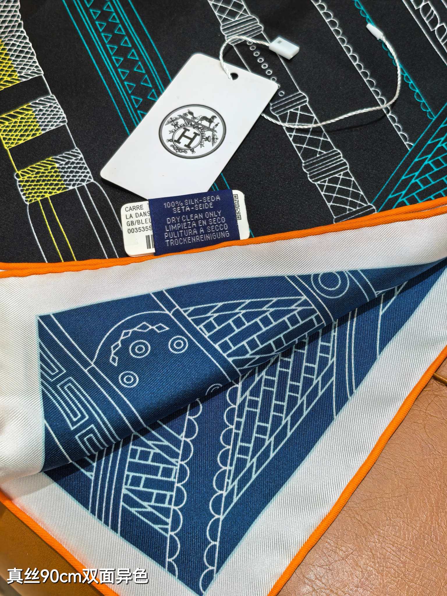 🌼SHMS2528
18姆米双面异色  90x90cm斜纹真丝
爱马仕《马镫竞赛混搭》