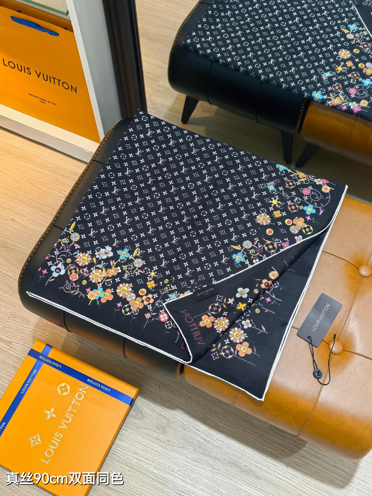 🌼SLV2503
18姆米双面  90x90cm斜纹真丝
LV《LV x TM Monogram SuP