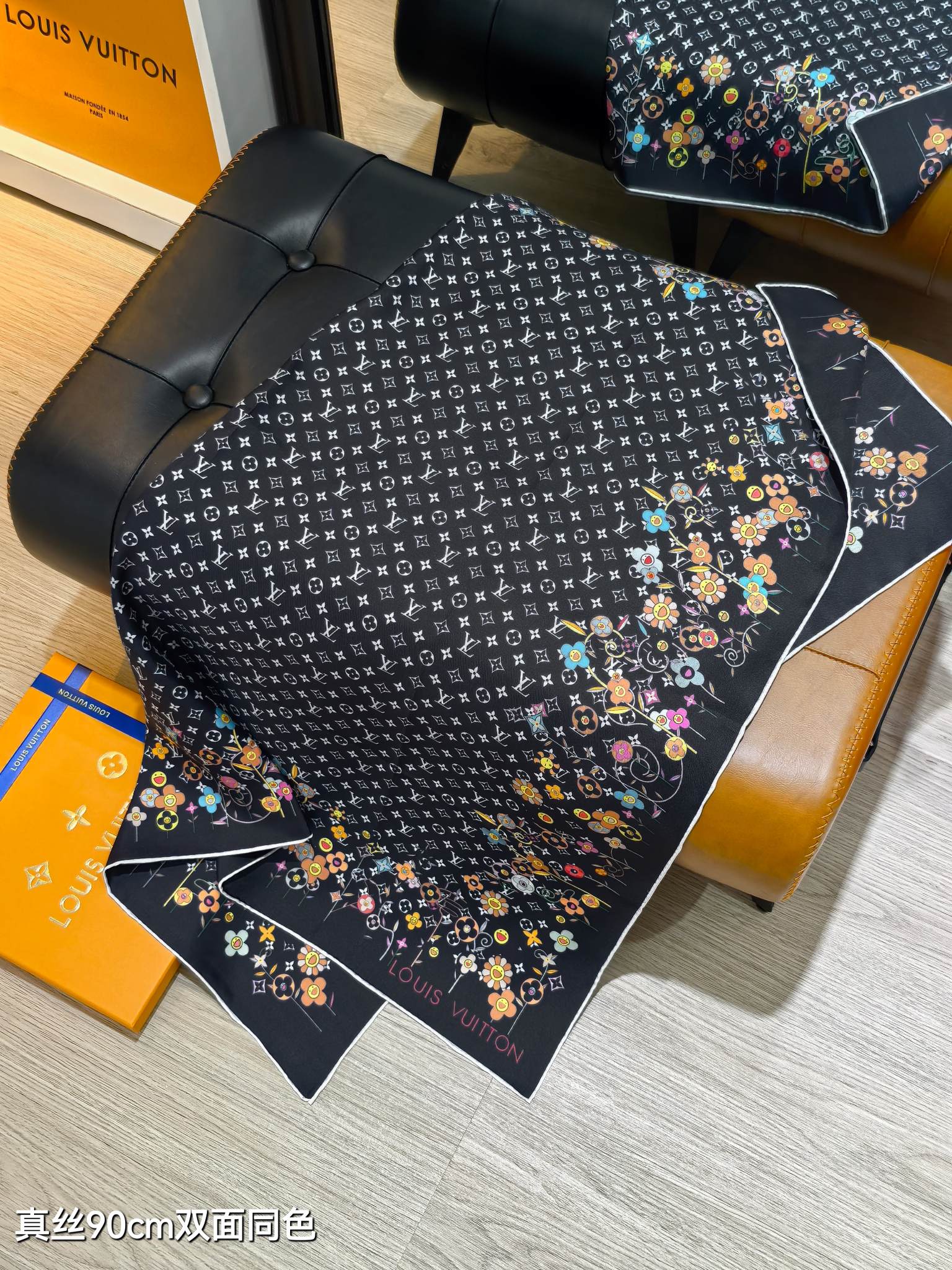 🌼SLV2503
18姆米双面  90x90cm斜纹真丝
LV《LV x TM Monogram SuP