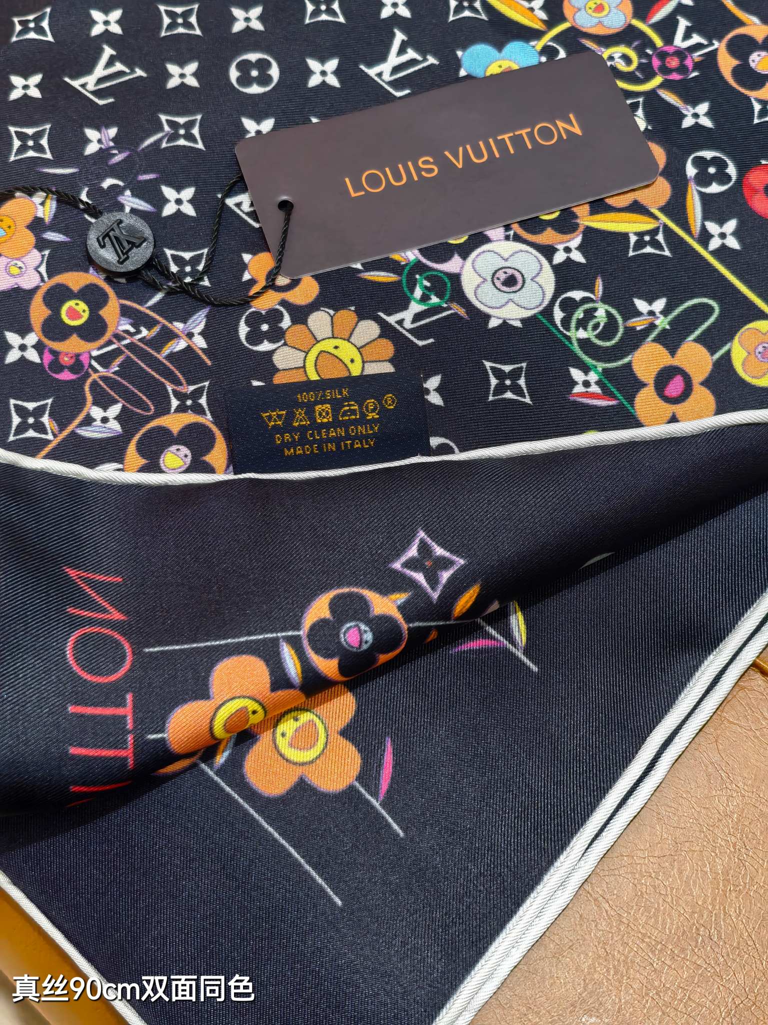 🌼SLV2503
18姆米双面  90x90cm斜纹真丝
LV《LV x TM Monogram SuP