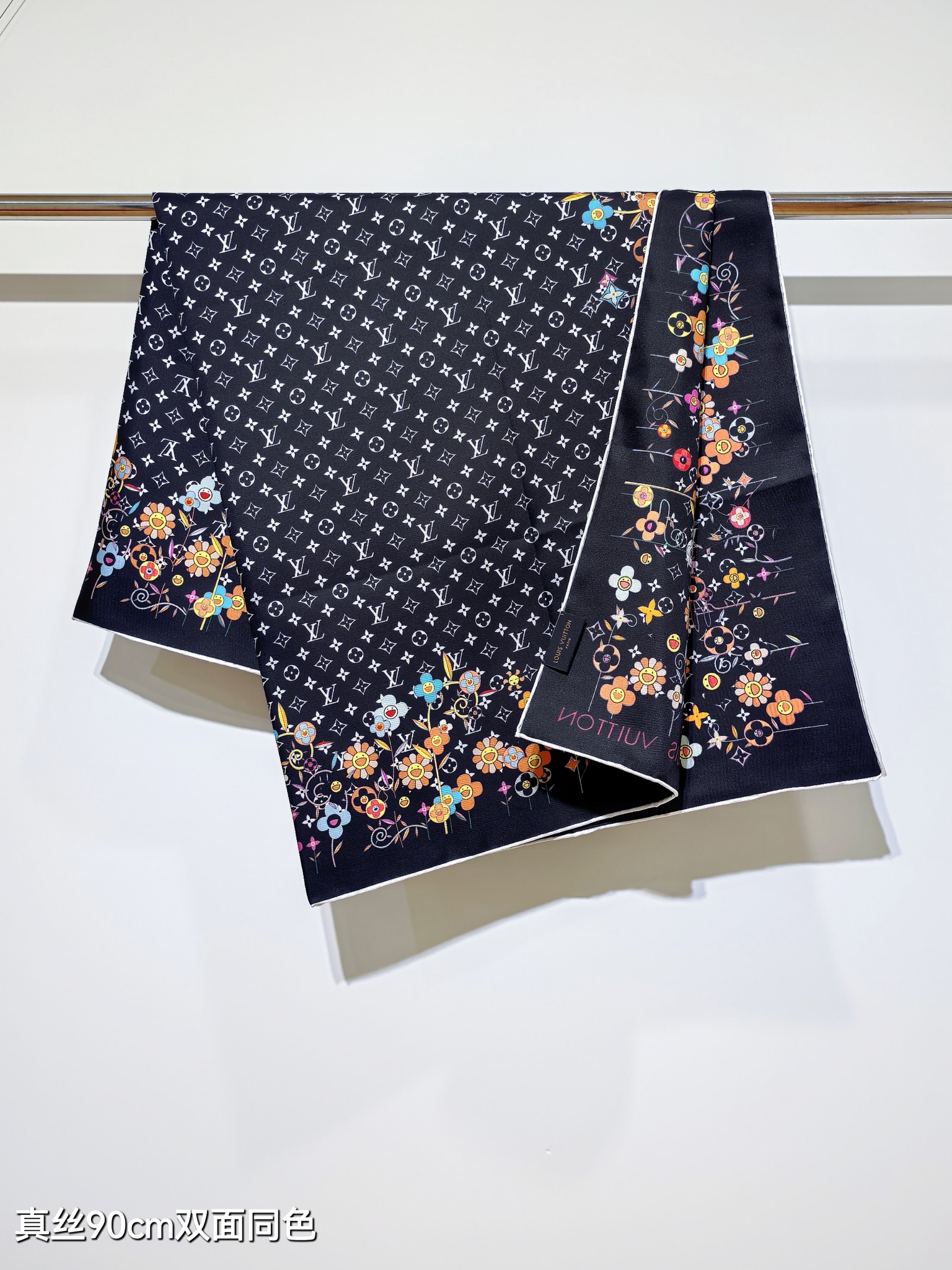 🌼SLV2503
18姆米双面  90x90cm斜纹真丝
LV《LV x TM Monogram SuP