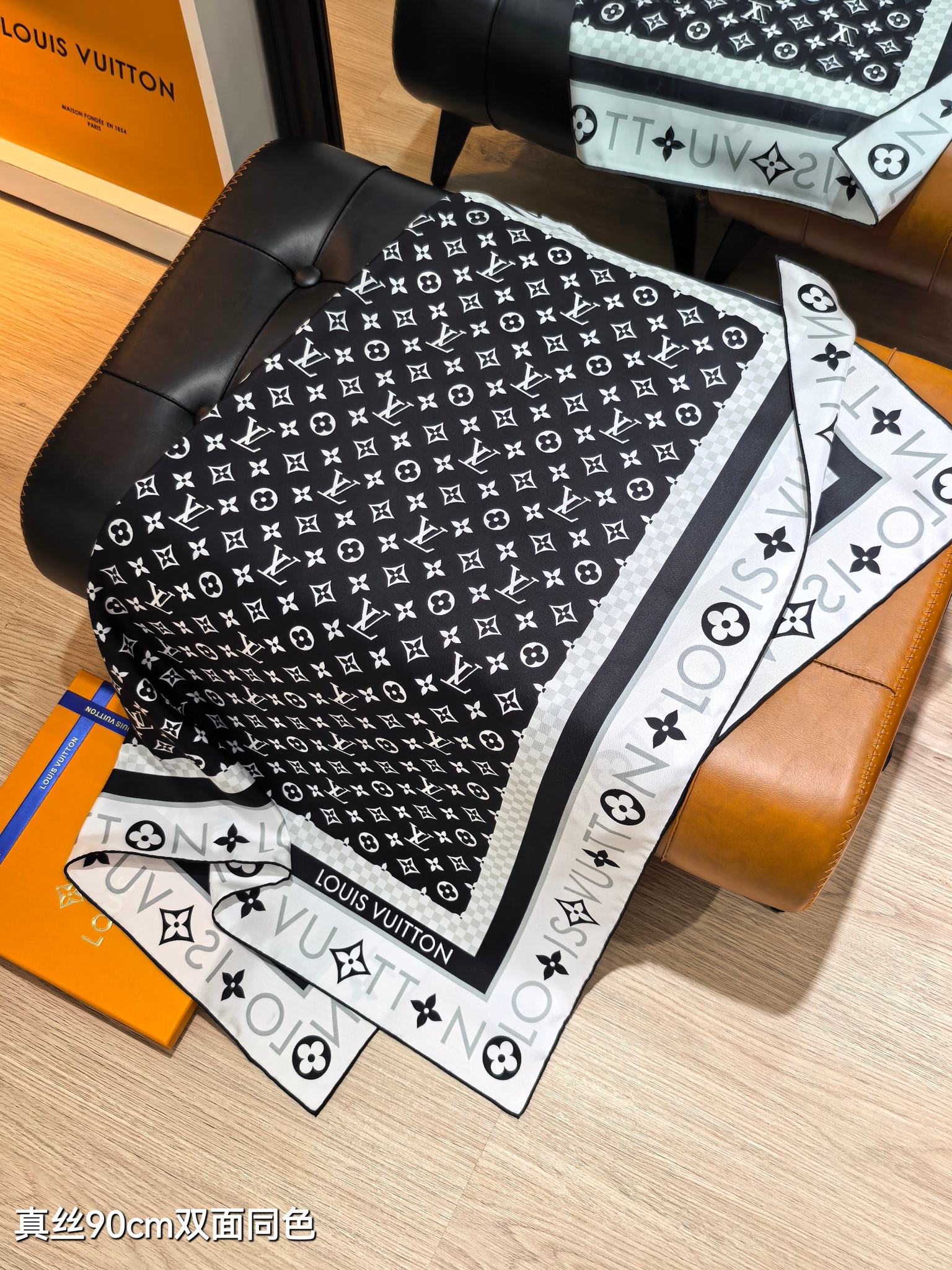 🌼SLV2513
18姆米双面  90x90cm斜纹真丝
LV《Monogram Infinity》