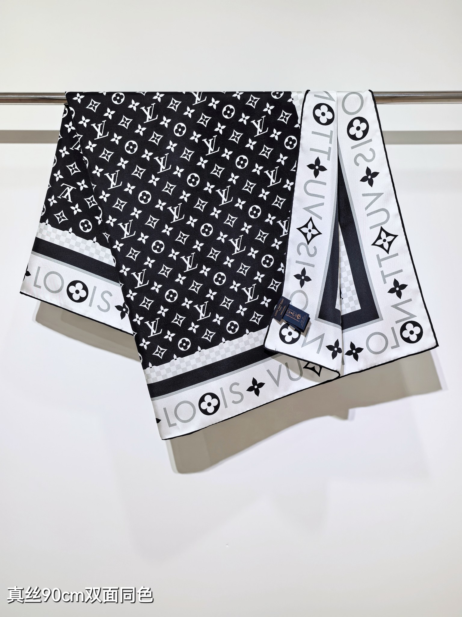 🌼SLV2513
18姆米双面  90x90cm斜纹真丝
LV《Monogram Infinity》