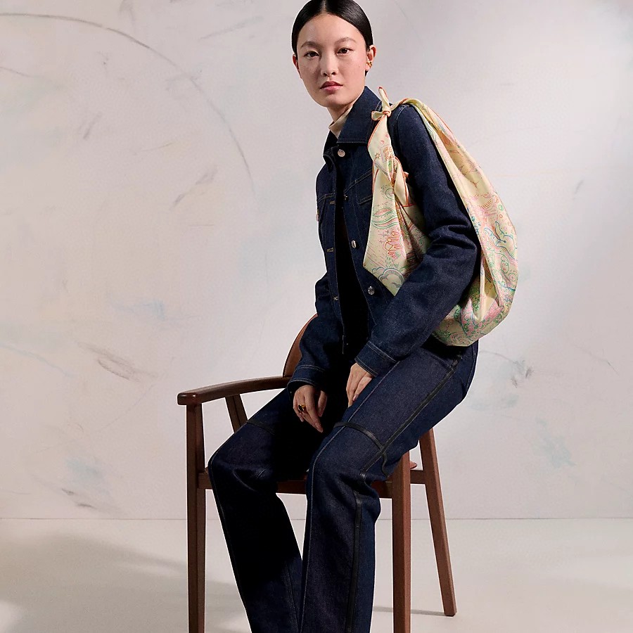 🌼SHMS2511
18姆米双面  90x90cm斜纹真丝
爱马仕《正在接通中》