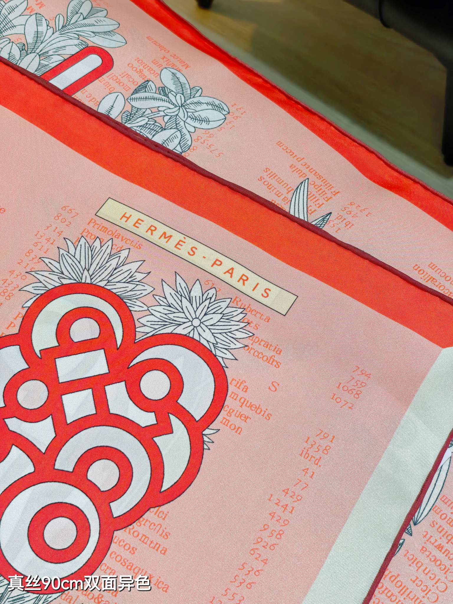 🌼SHMS2527
18姆米双面异色  90x90cm斜纹真丝
爱马仕《植物图鉴》