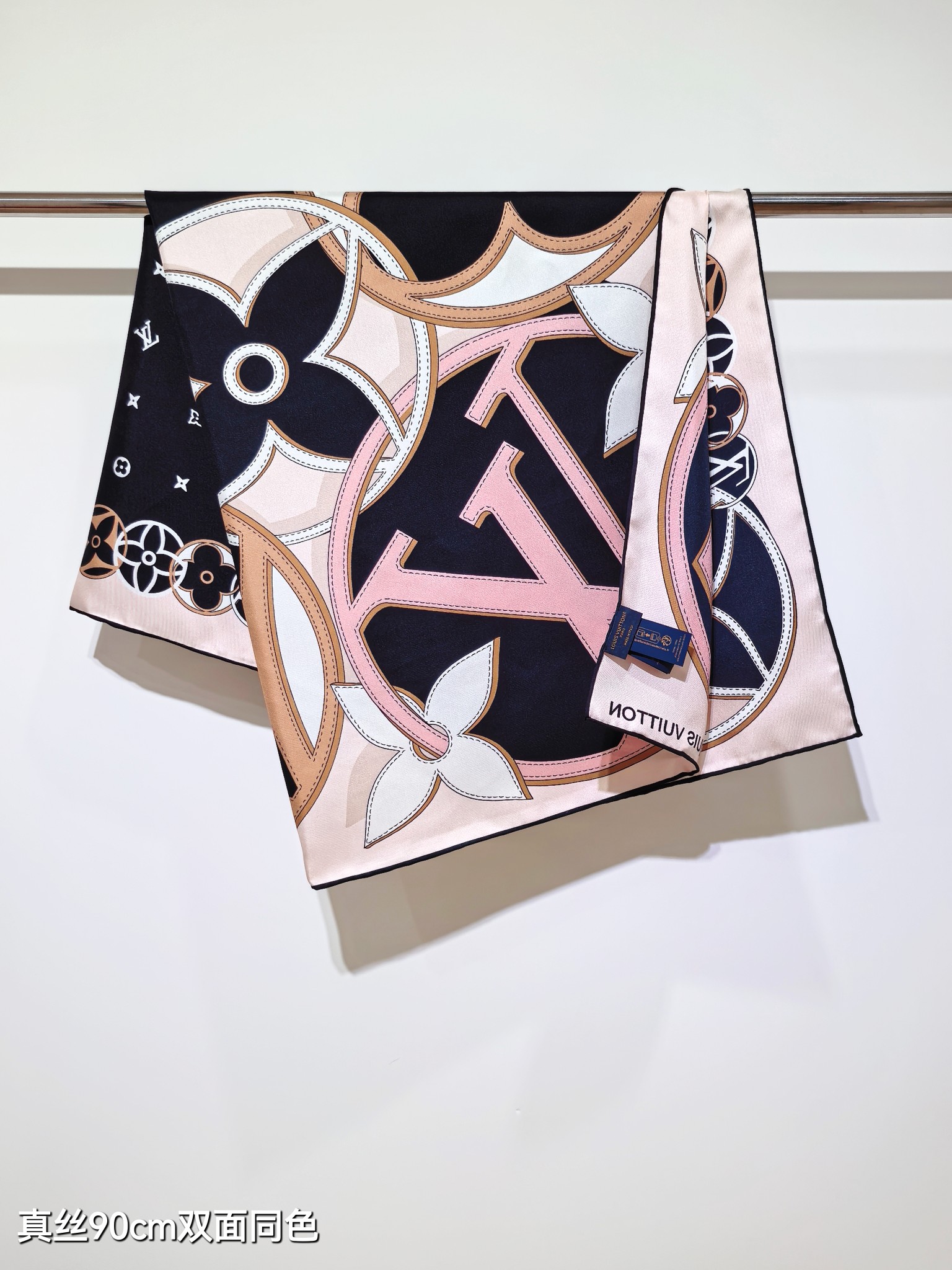 🌼SLV2514
18姆米双面  90x90cm斜纹真丝
LV《Duality》