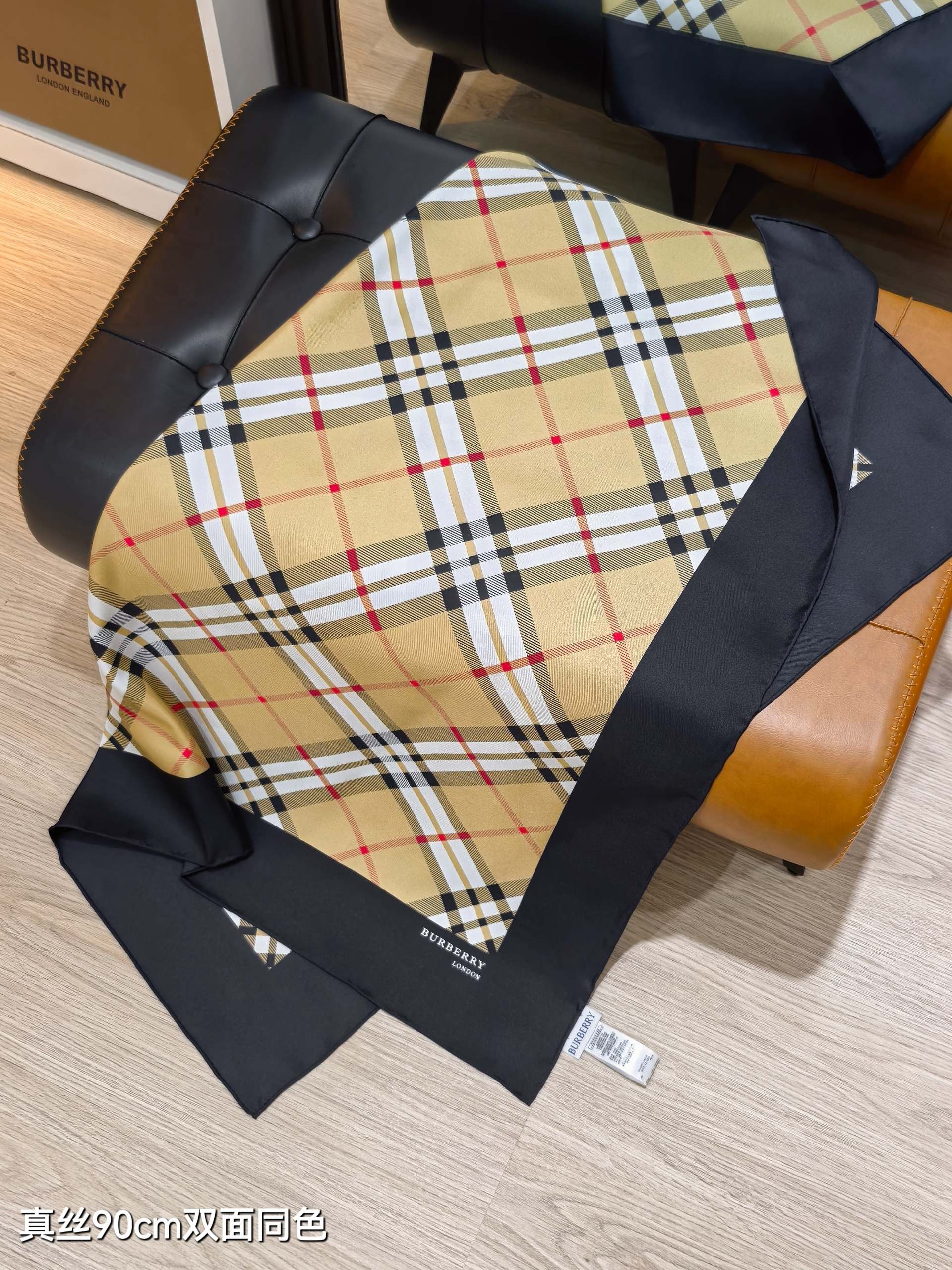 🌼SBR2501
18姆米双面  90x90cm斜纹真丝
巴宝莉《》