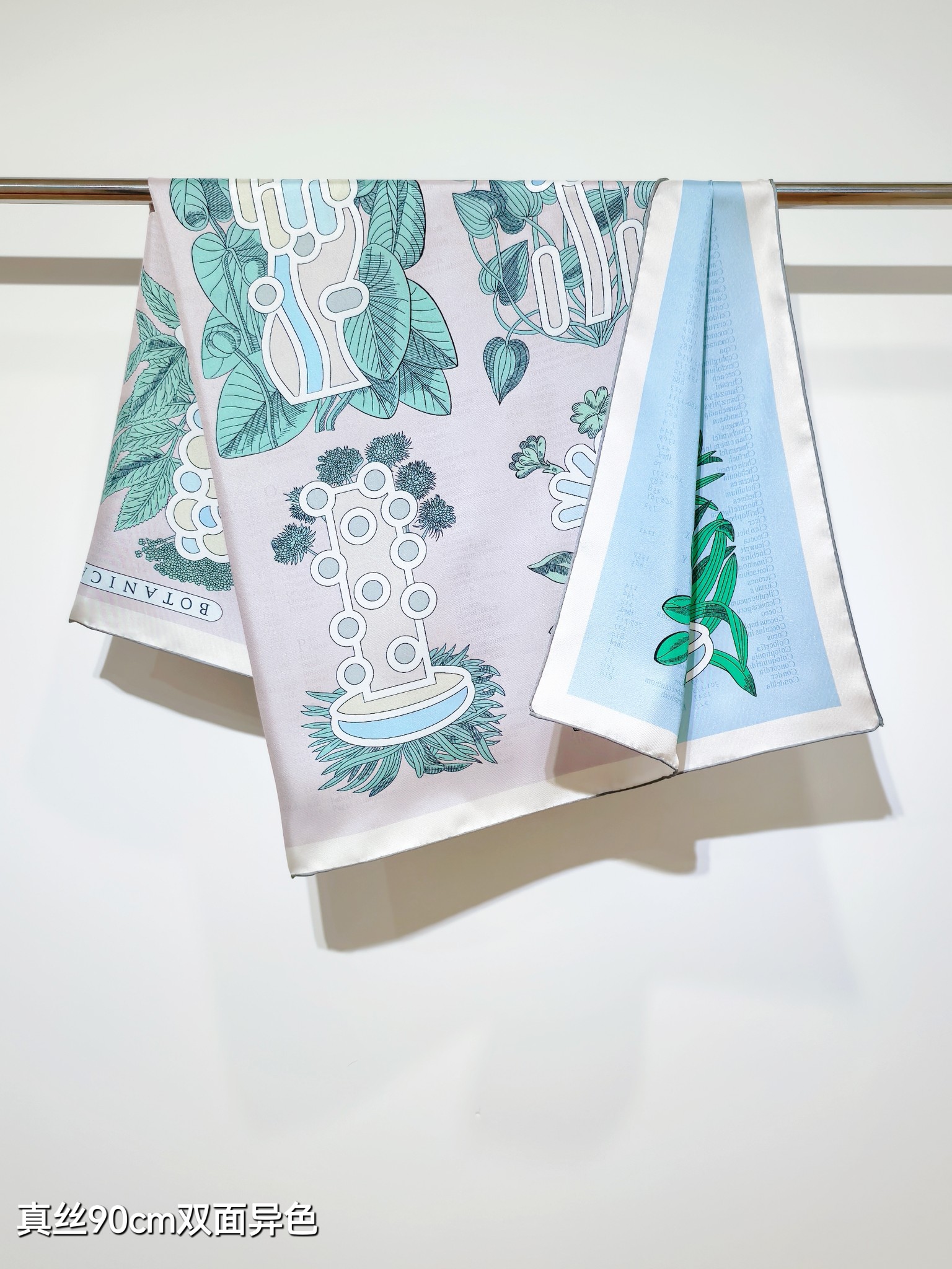 🌼SHMS2527
18姆米双面异色  90x90cm斜纹真丝
爱马仕《植物图鉴》