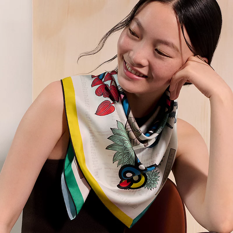🌼SHMS2527
18姆米双面异色  90x90cm斜纹真丝
爱马仕《植物图鉴》