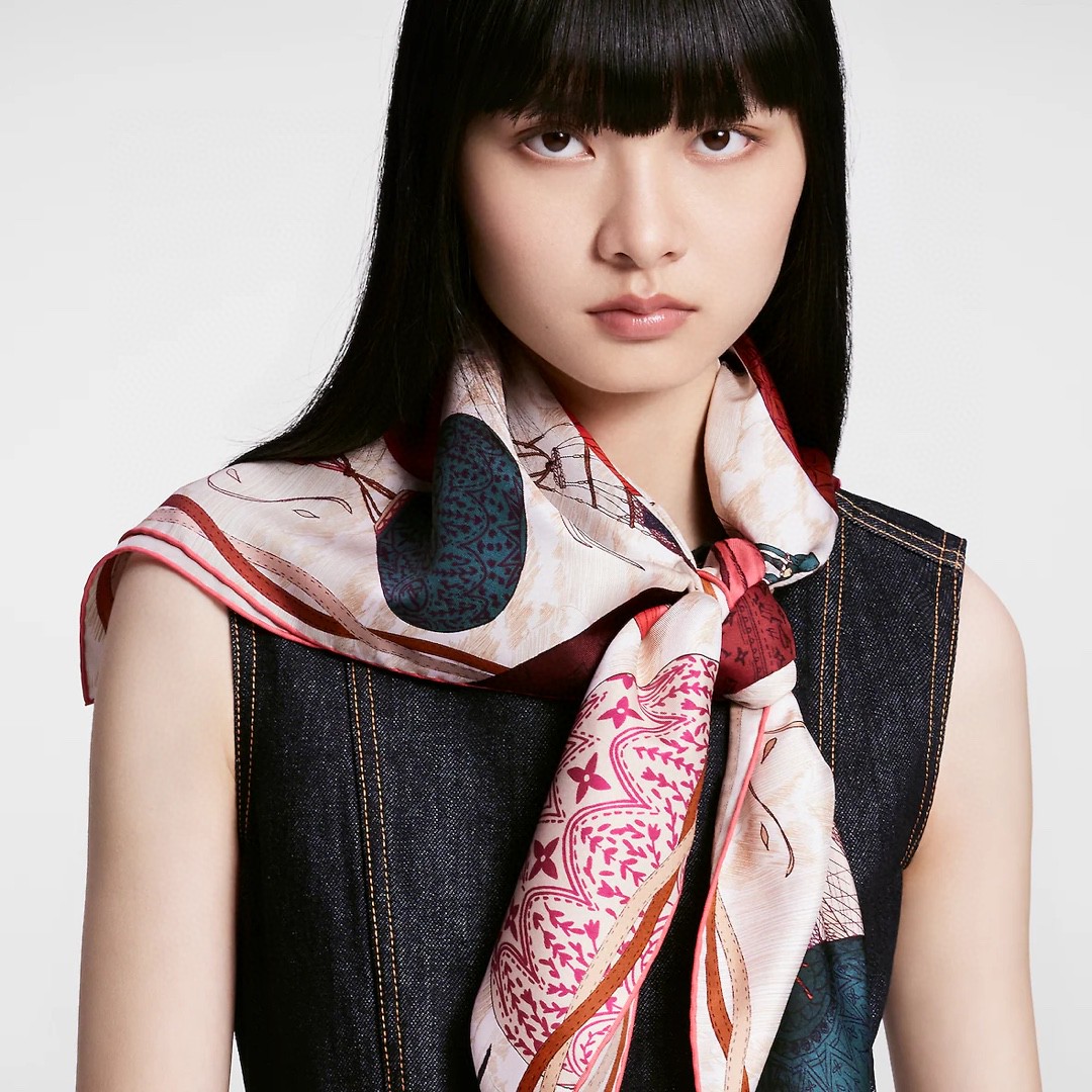 🌼SLV2517
18姆米双面  90x90cm斜纹真丝
LV《UP and Away》