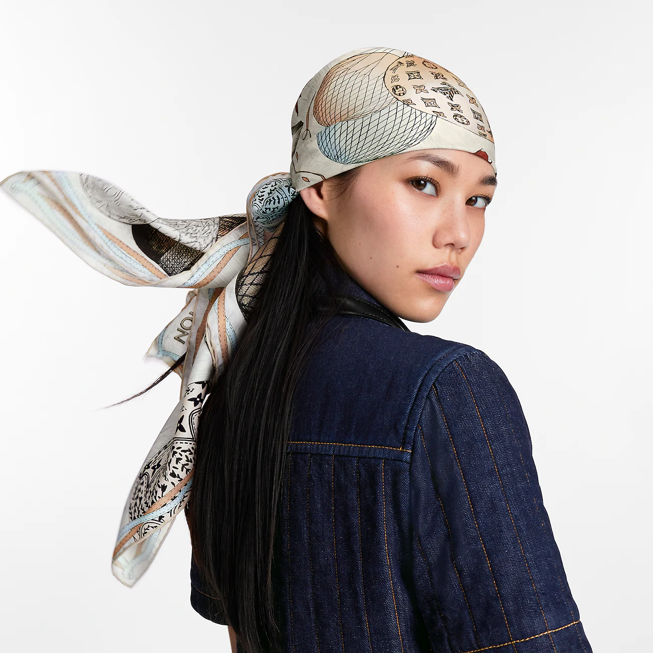 🌼SLV2517
18姆米双面  90x90cm斜纹真丝
LV《UP and Away》