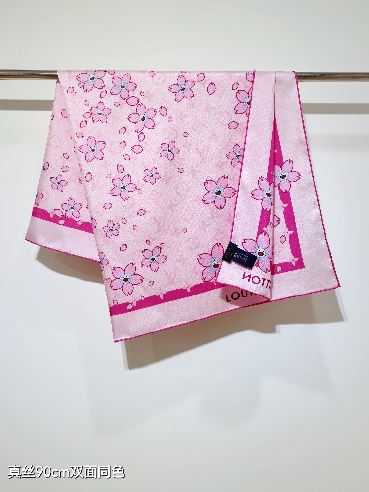🌼SLV2516
18姆米双面  90x90cm斜纹真丝
LV《Monogram Cherry Blos
