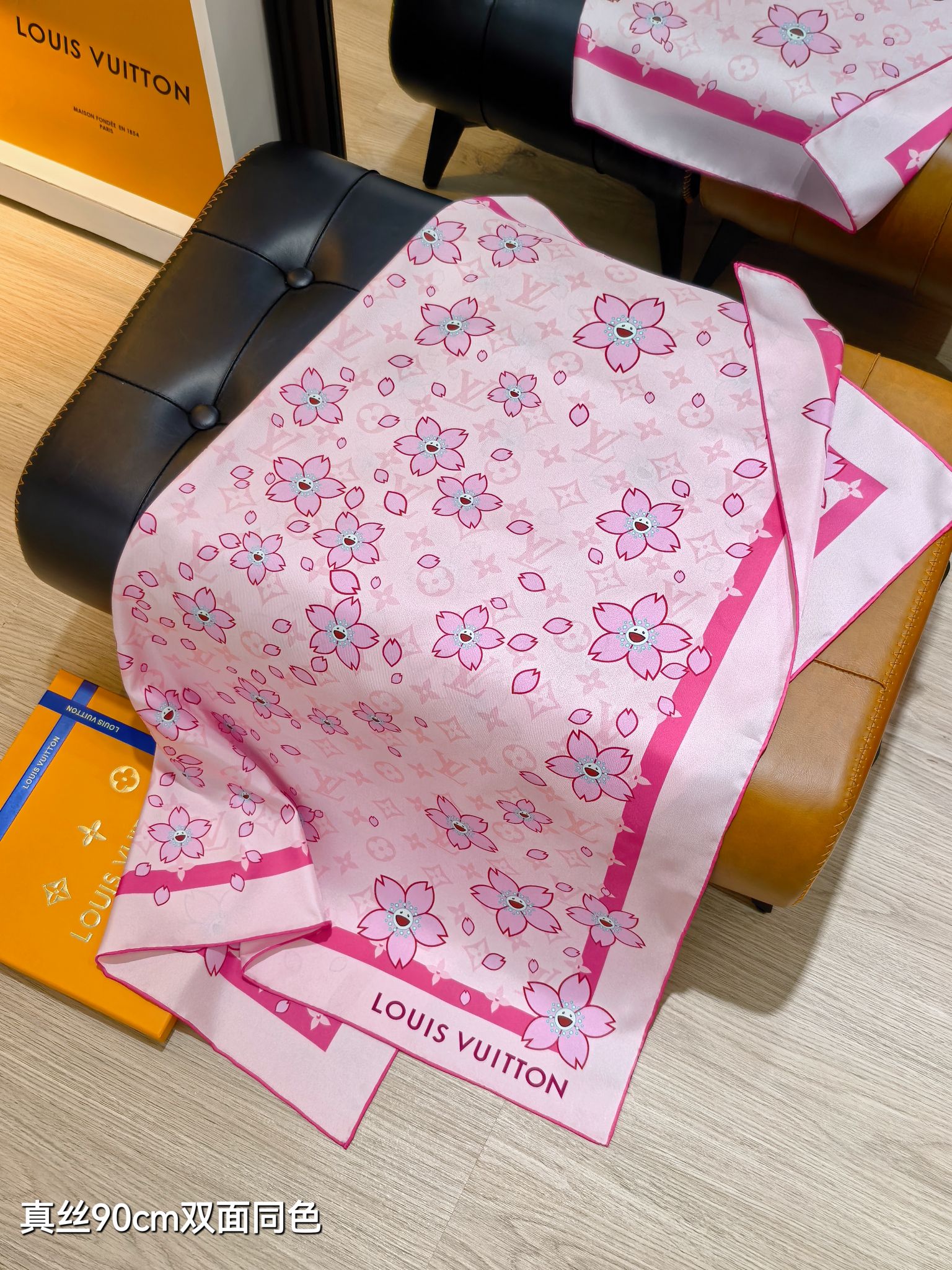 🌼SLV2516
18姆米双面  90x90cm斜纹真丝
LV《Monogram Cherry Blos