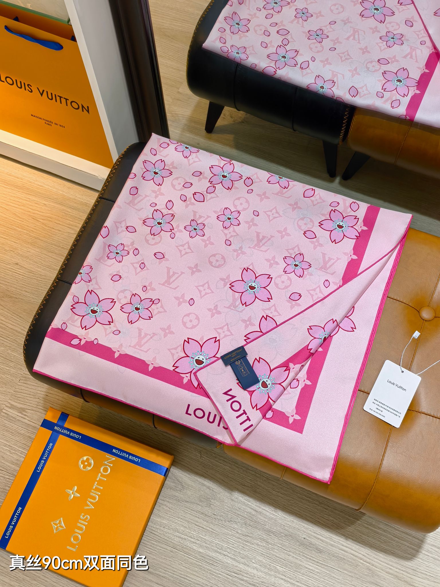 🌼SLV2516
18姆米双面  90x90cm斜纹真丝
LV《Monogram Cherry Blos