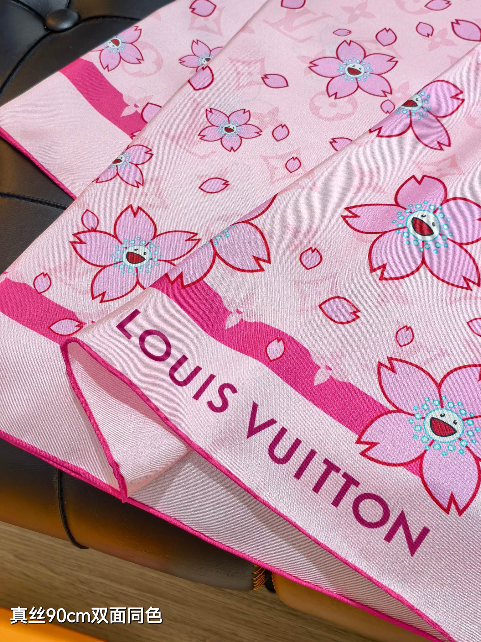 🌼SLV2516
18姆米双面  90x90cm斜纹真丝
LV《Monogram Cherry Blos