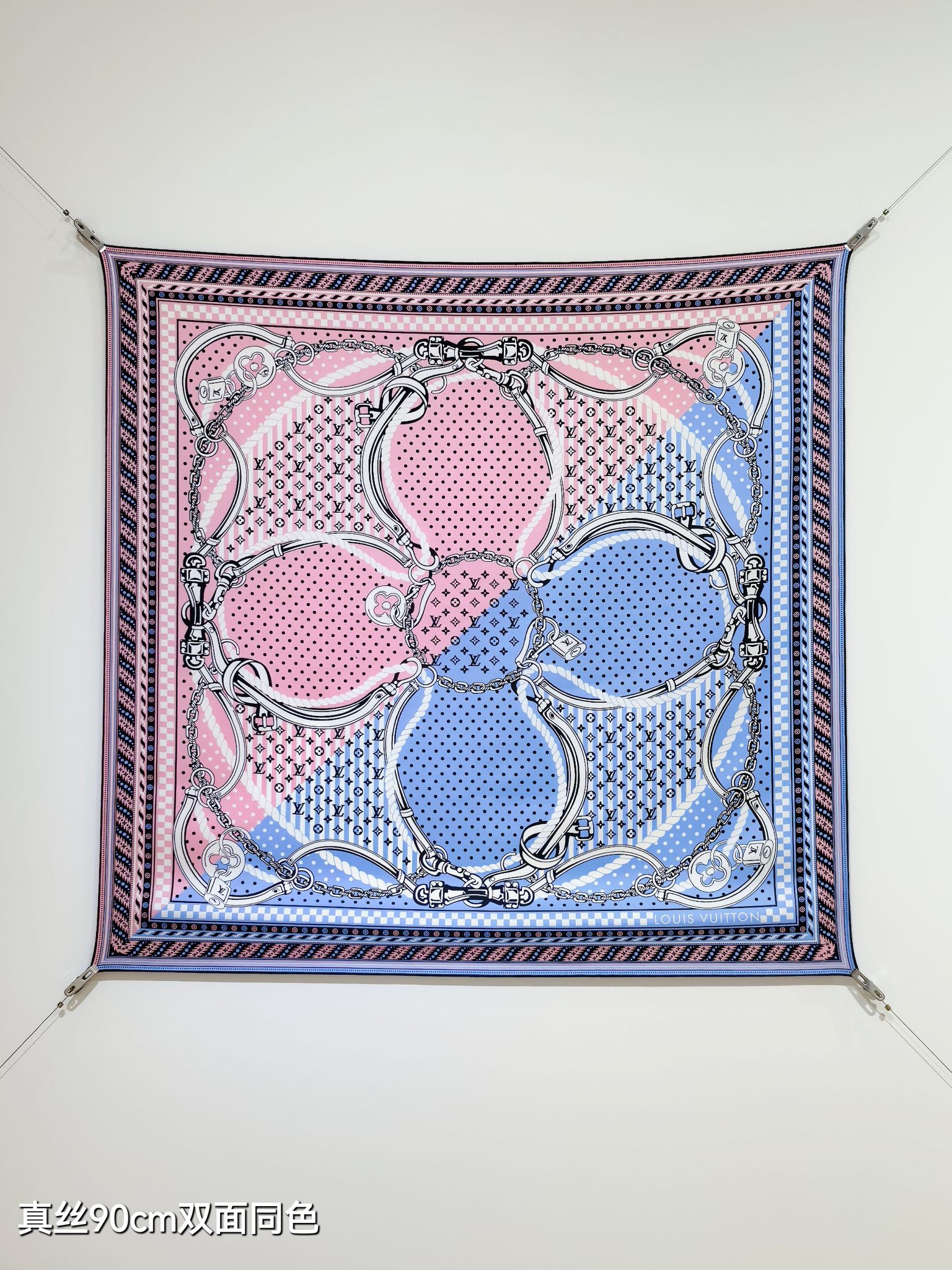 🌼SLV2531
18姆米双面  90x90cm斜纹真丝
LV《Ocean Bandana》
