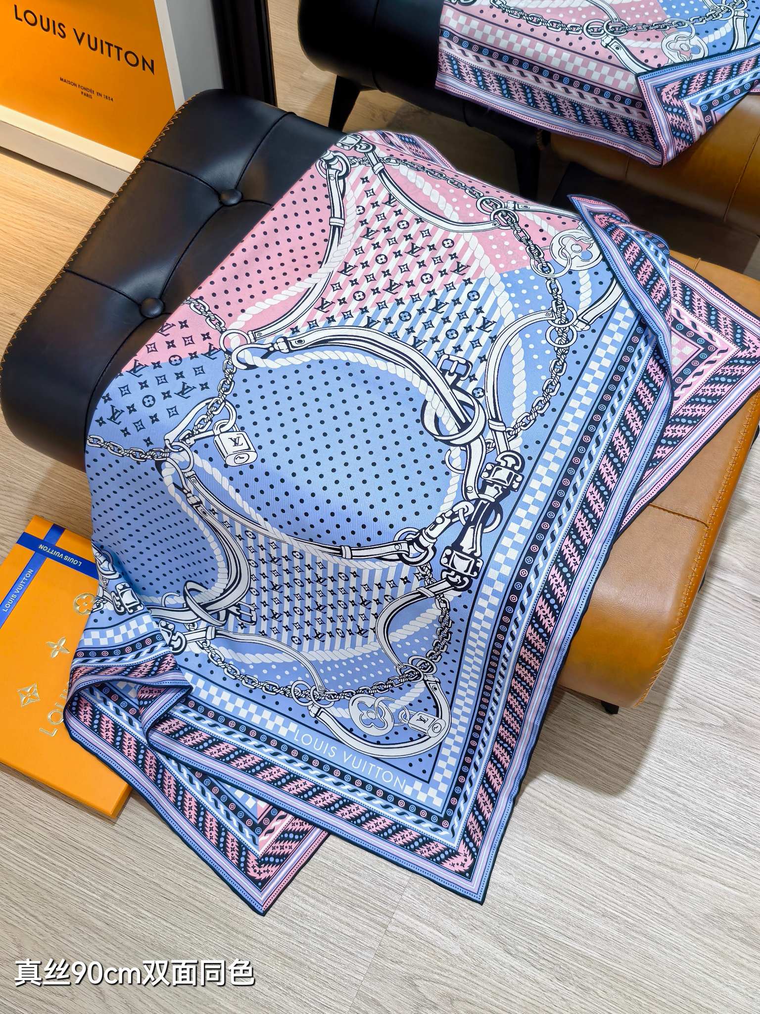 🌼SLV2531
18姆米双面  90x90cm斜纹真丝
LV《Ocean Bandana》
