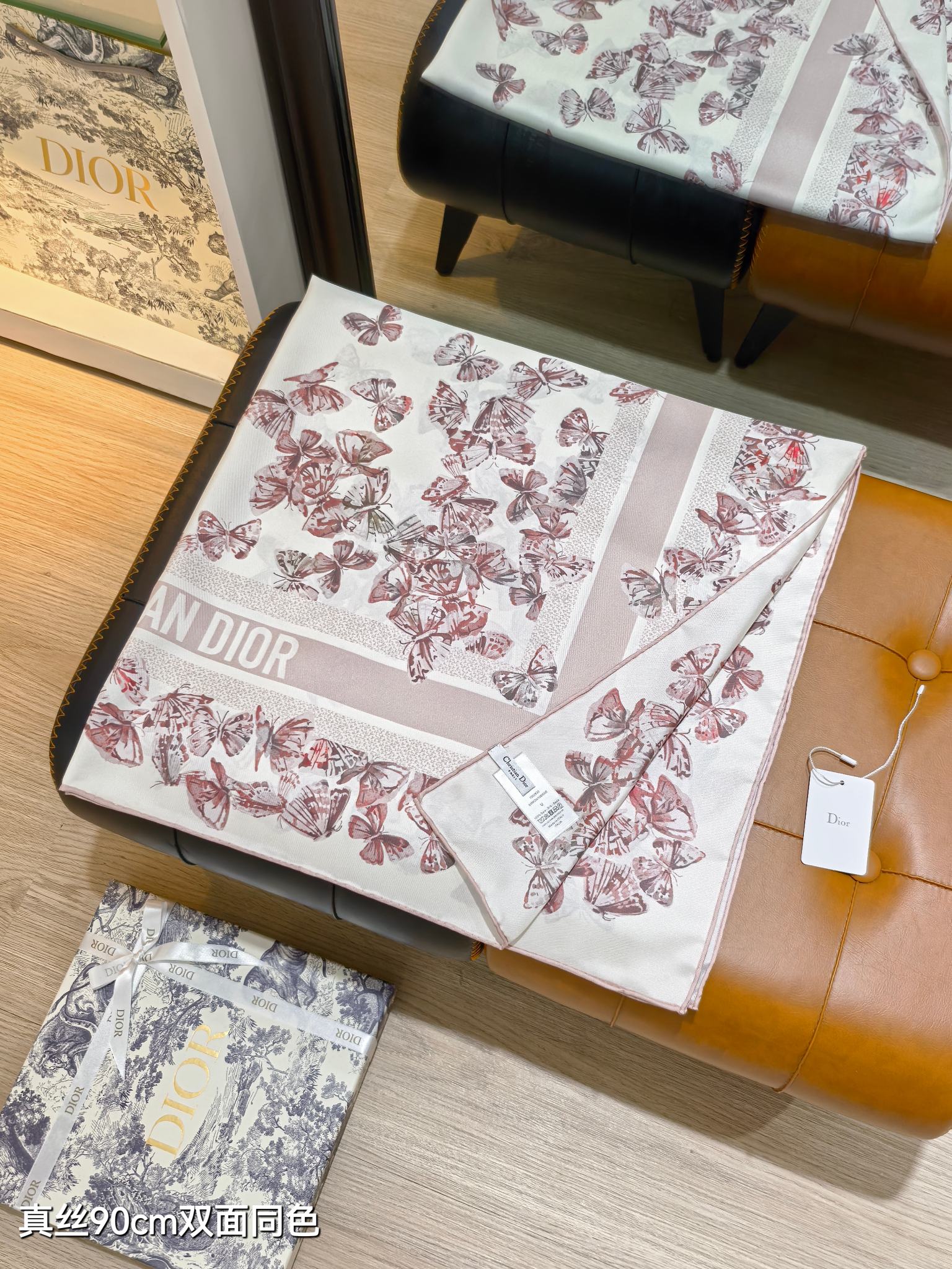 🌼SDO2520
18姆米双面  90x90cm斜纹真丝
迪奥《Camo PaPillon》