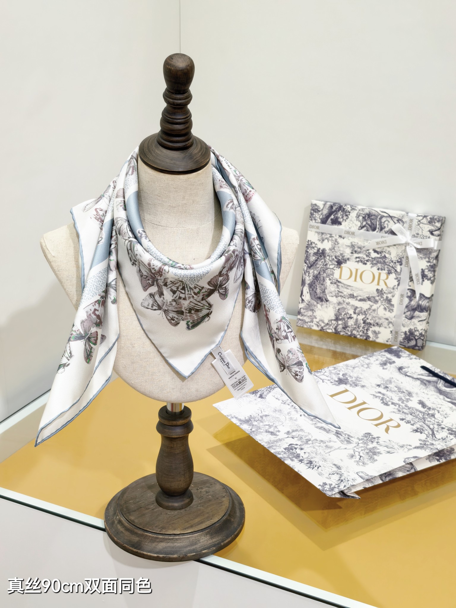 🌼SDO2520
18姆米双面  90x90cm斜纹真丝
迪奥《Camo PaPillon》