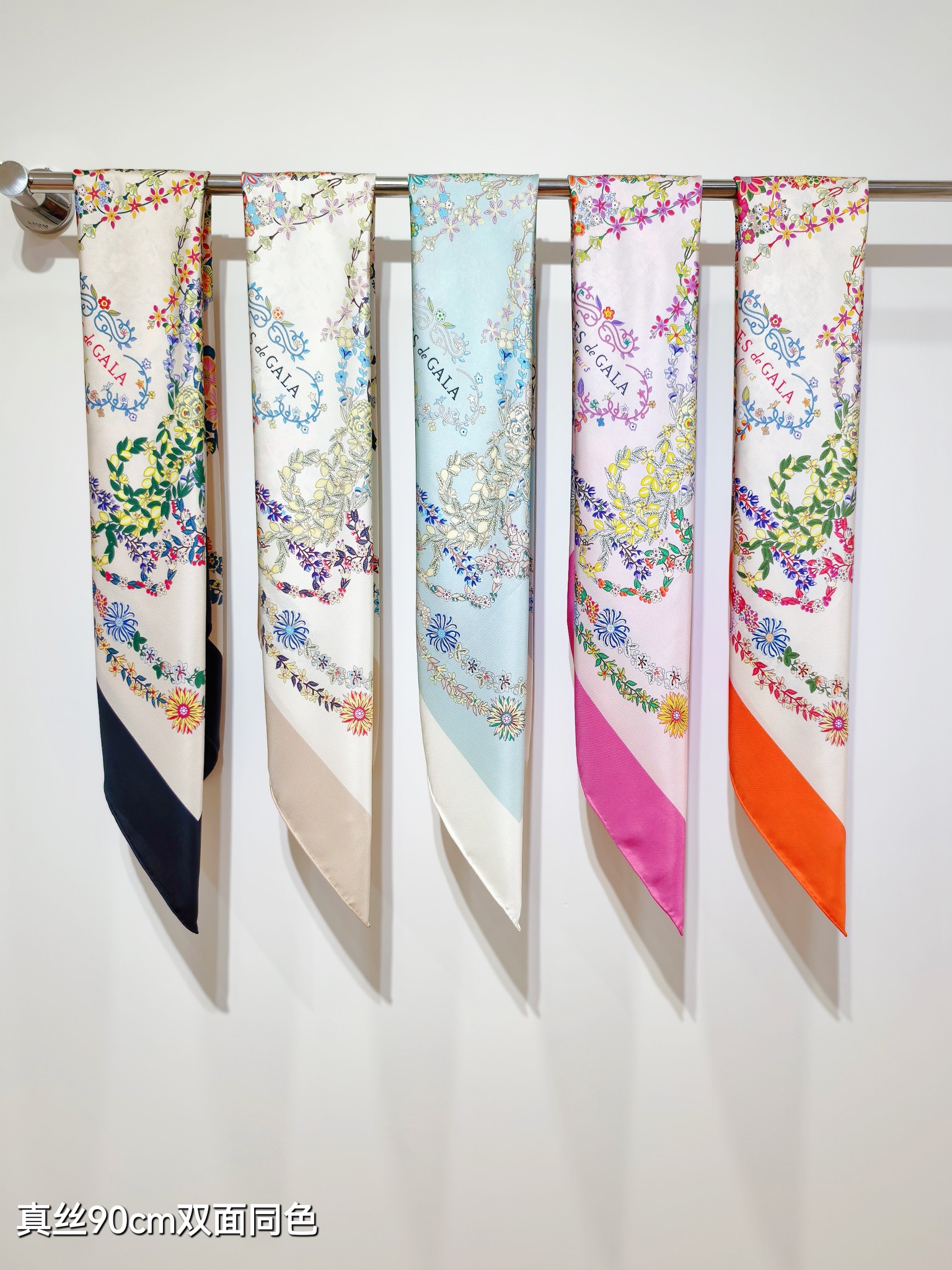 🌼SHMS2524
18姆米双面  90x90cm斜纹真丝
爱马仕《华丽的缰辔花卉版》