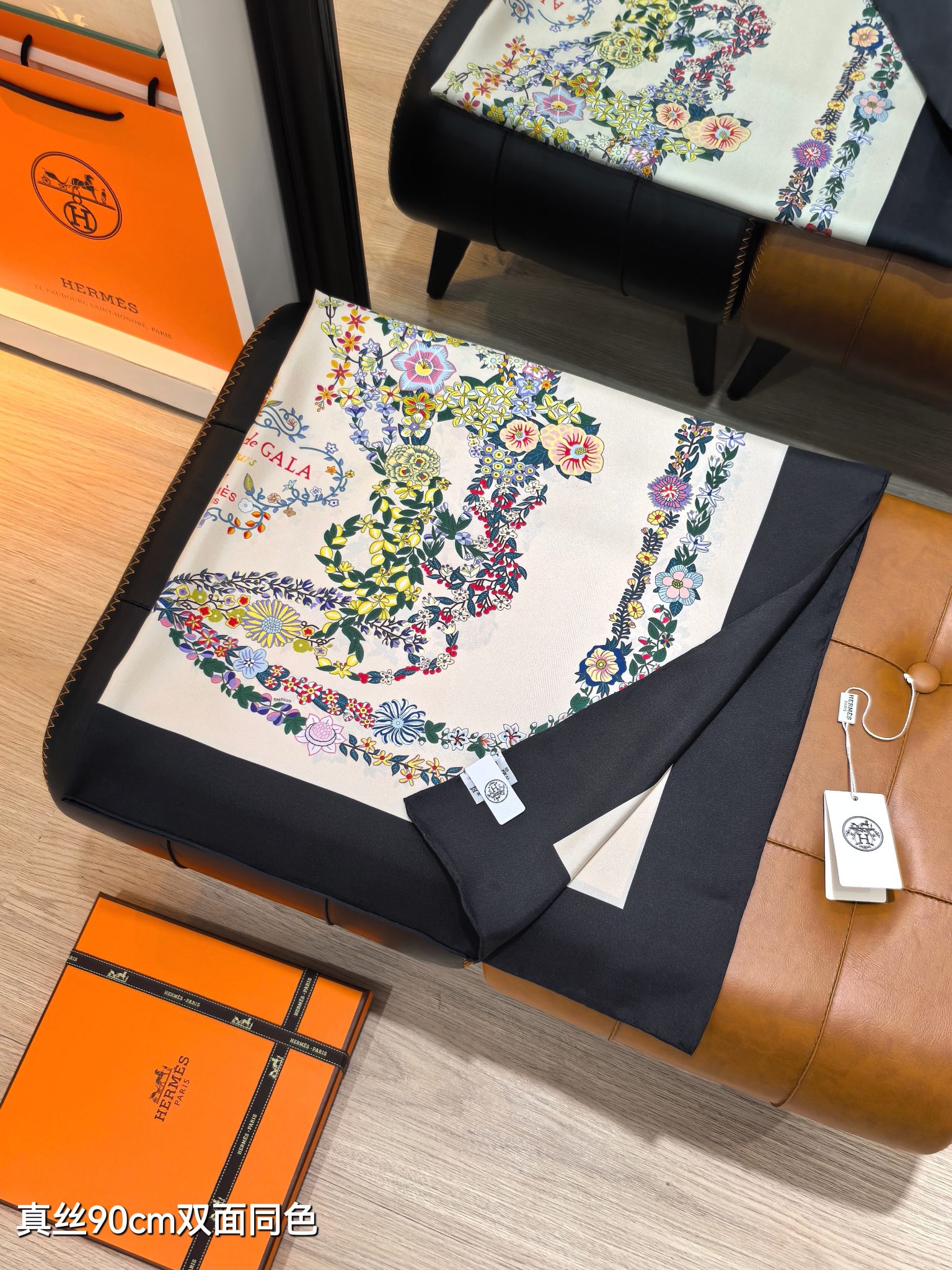 🌼SHMS2524
18姆米双面  90x90cm斜纹真丝
爱马仕《华丽的缰辔花卉版》