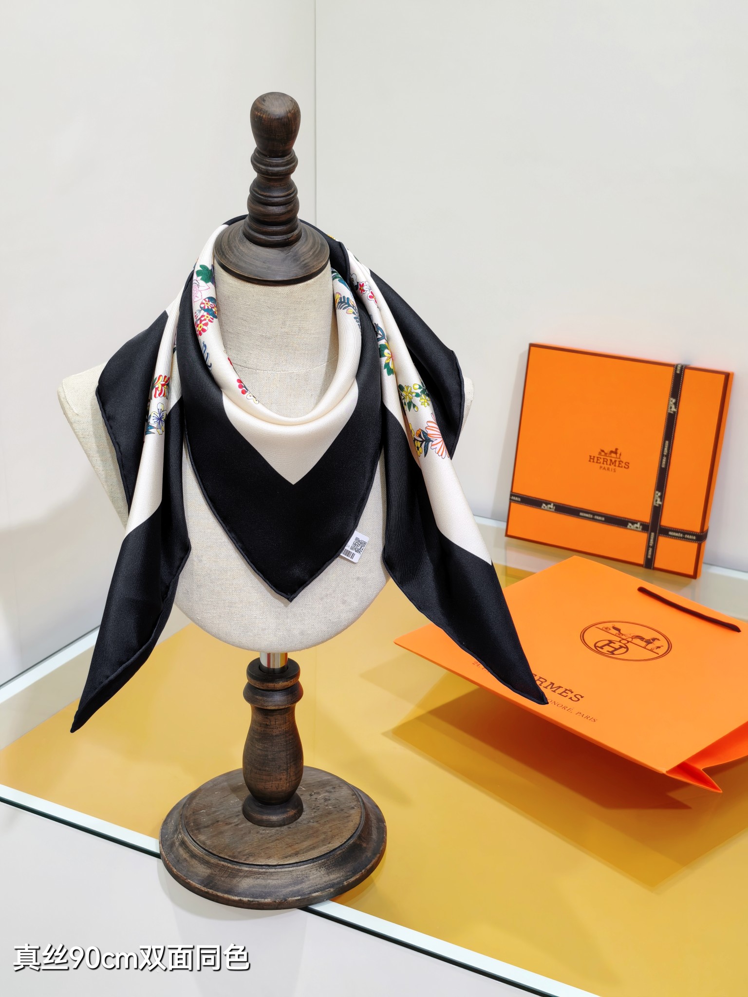 🌼SHMS2524
18姆米双面  90x90cm斜纹真丝
爱马仕《华丽的缰辔花卉版》