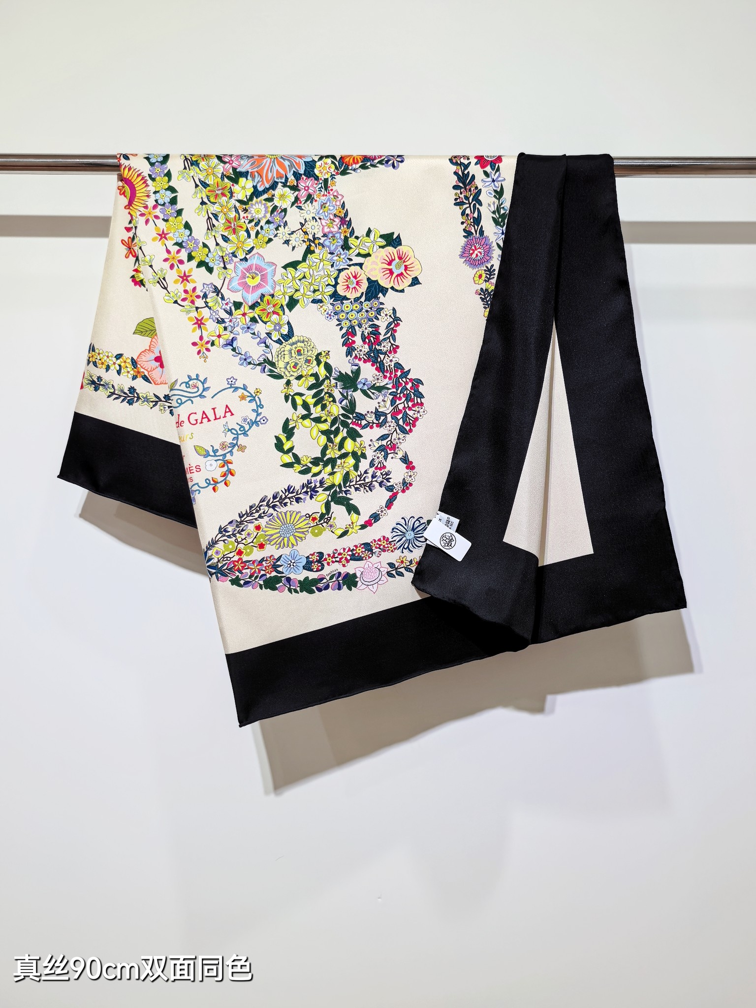 🌼SHMS2524
18姆米双面  90x90cm斜纹真丝
爱马仕《华丽的缰辔花卉版》