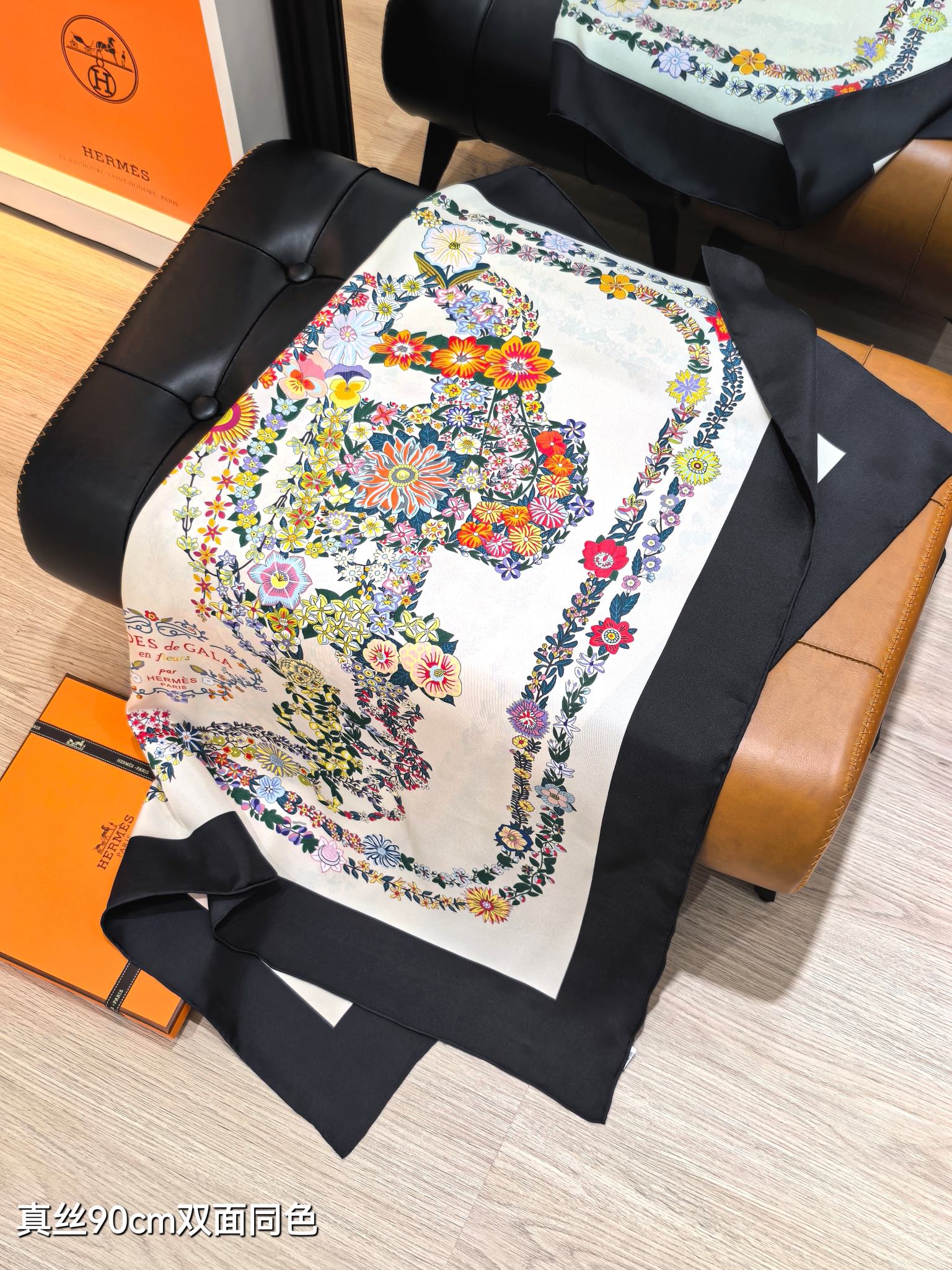 🌼SHMS2524
18姆米双面  90x90cm斜纹真丝
爱马仕《华丽的缰辔花卉版》