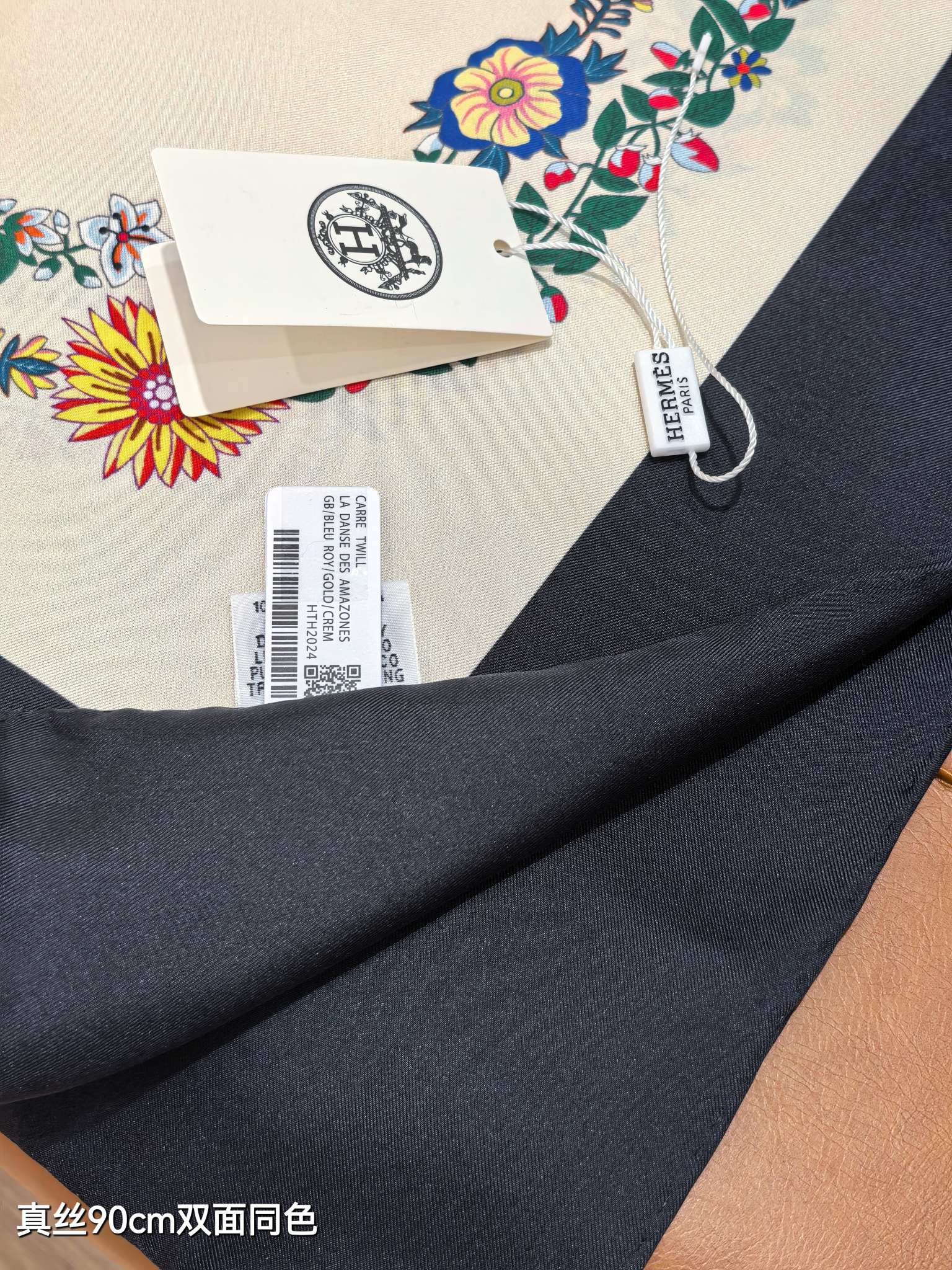 🌼SHMS2524
18姆米双面  90x90cm斜纹真丝
爱马仕《华丽的缰辔花卉版》