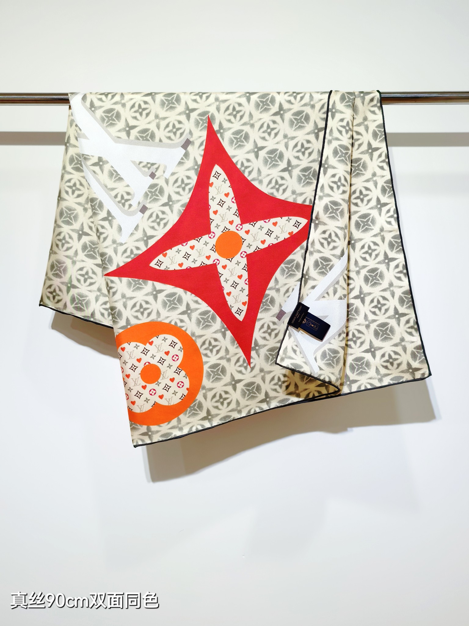 🌼SLV2532
18姆米双面  90x90cm斜纹真丝
LV《》
