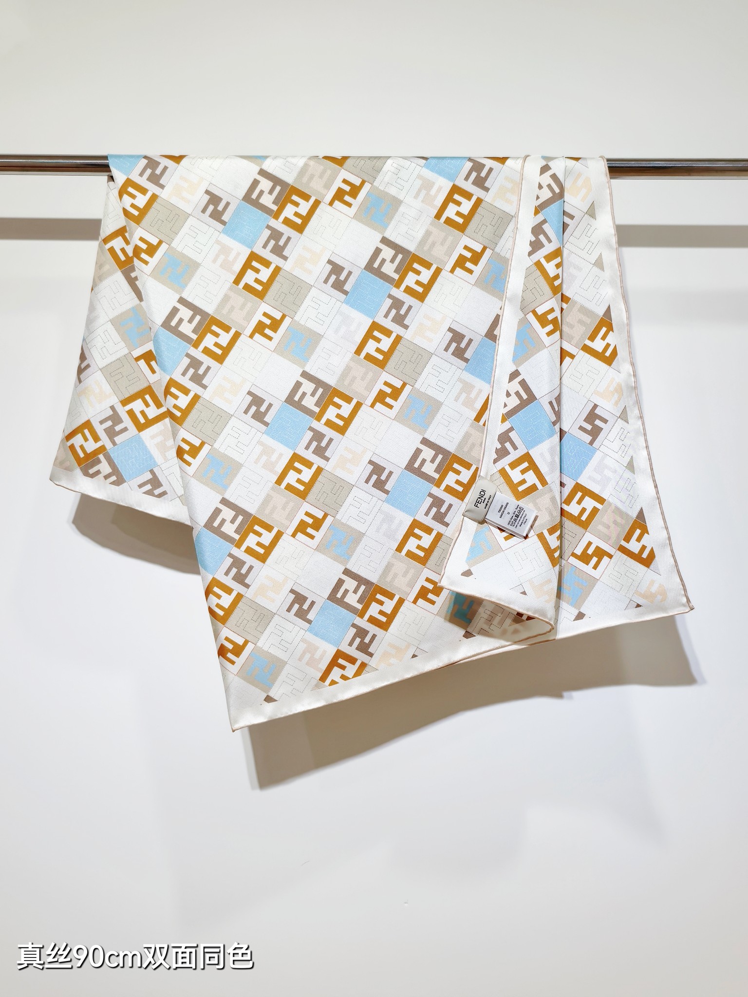 🌼SFD2505
18姆米双面  90x90cm斜纹真丝
芬迪《》