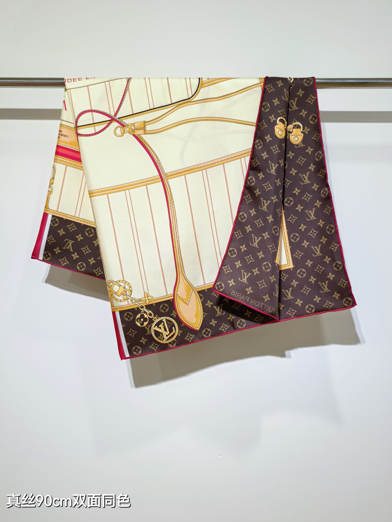 🌼SLV2511
18姆米双面  90x90cm斜纹真丝
LV《My Neverfull》