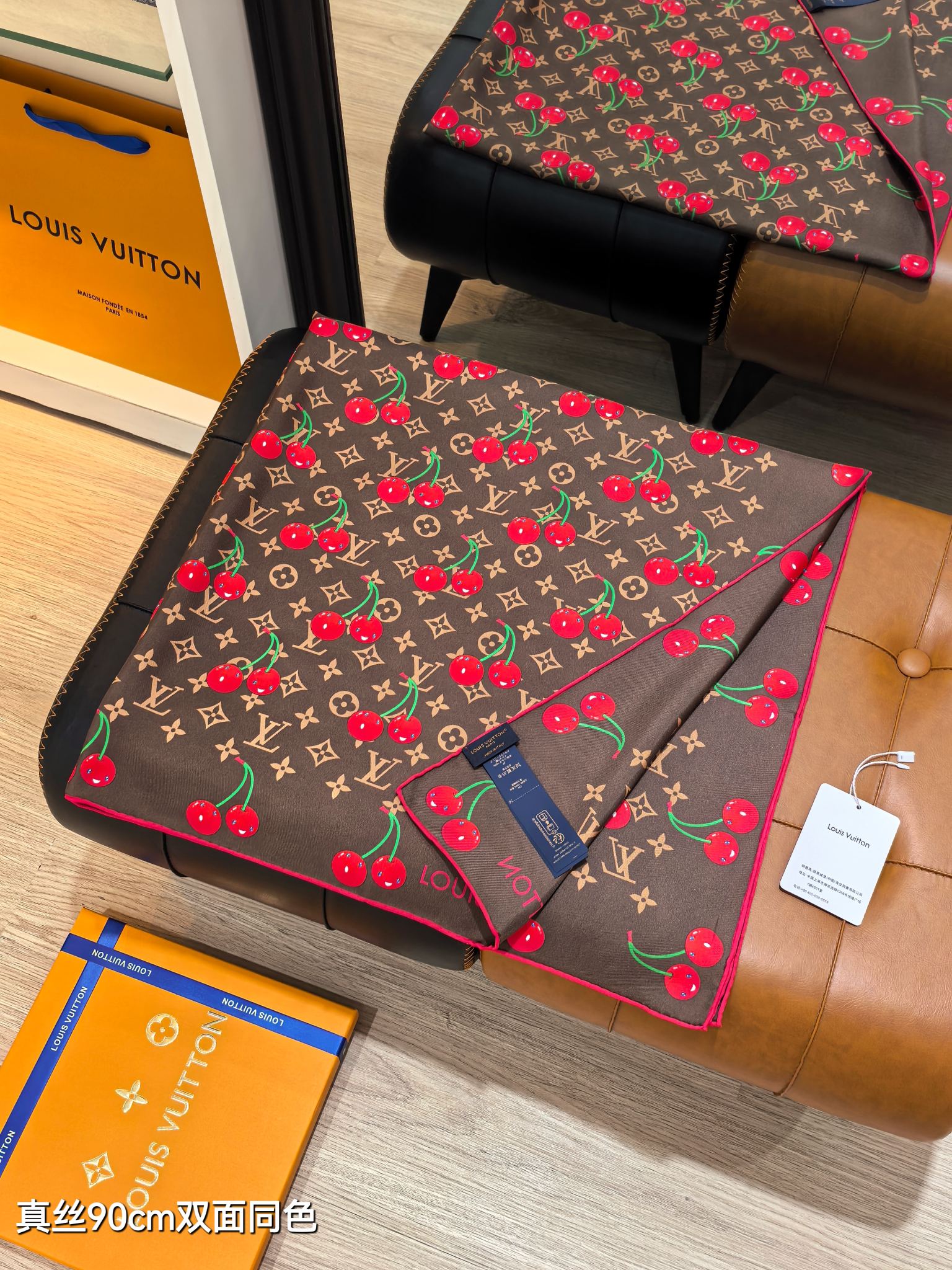🌼SLV2535
18姆米双面  90x90cm斜纹真丝
LV《LV x TM Monogram Cer