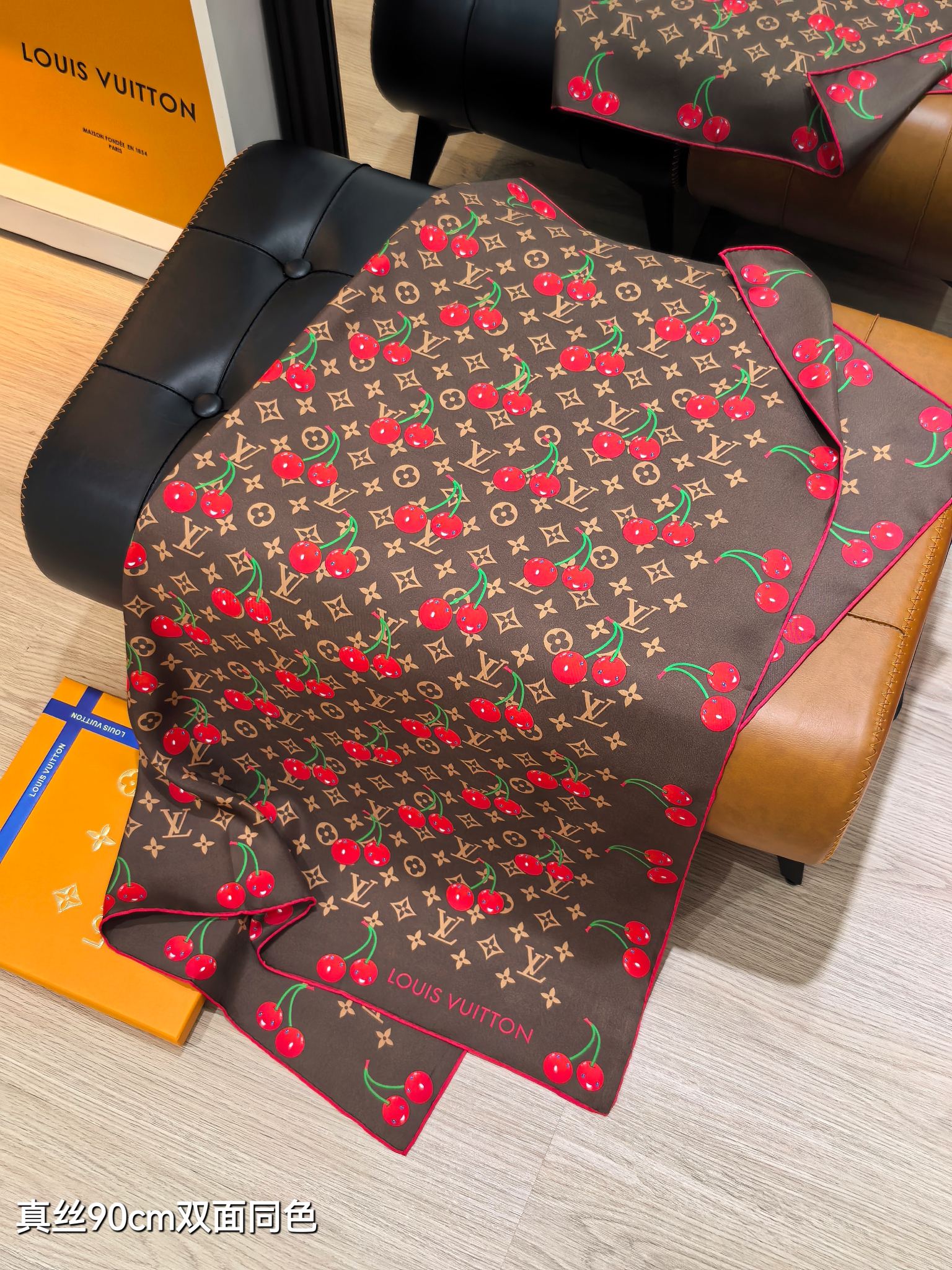 🌼SLV2535
18姆米双面  90x90cm斜纹真丝
LV《LV x TM Monogram Cer
