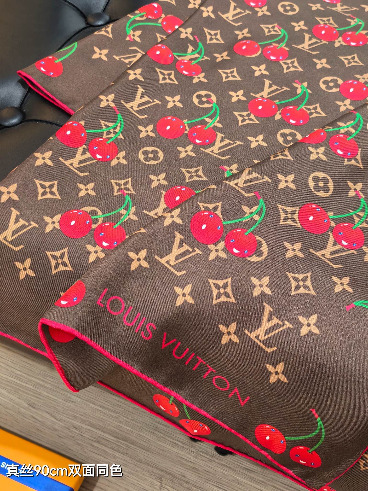 🌼SLV2535
18姆米双面  90x90cm斜纹真丝
LV《LV x TM Monogram Cer