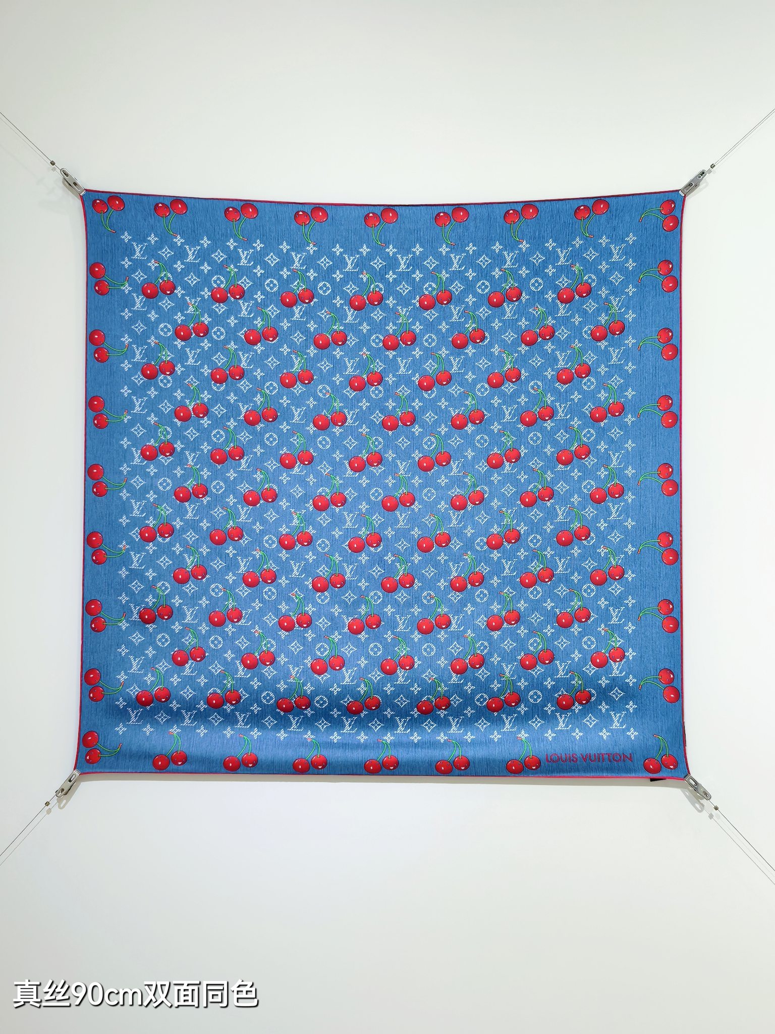 🌼SLV2535
18姆米双面  90x90cm斜纹真丝
LV《LV x TM Monogram Cer