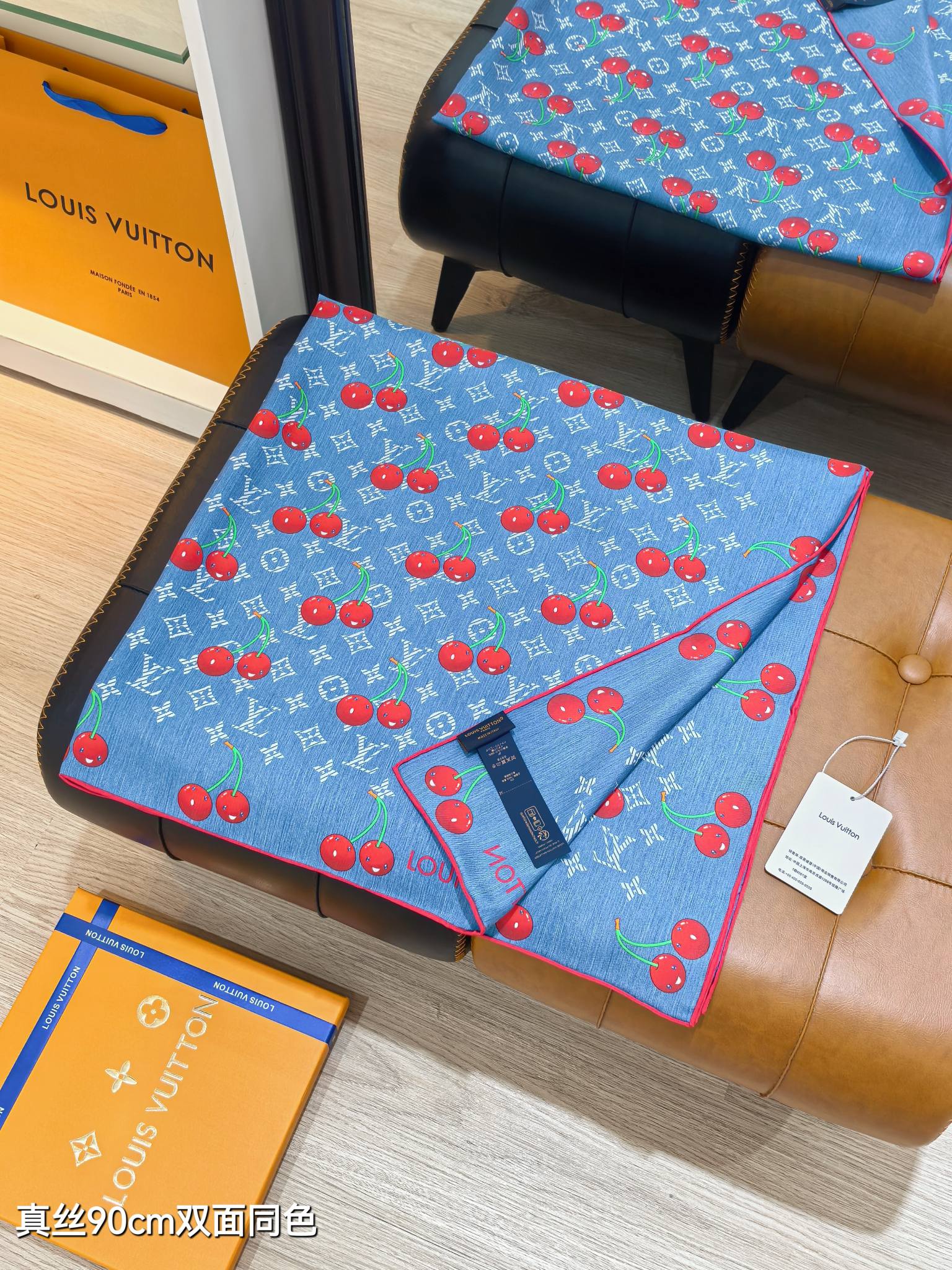 🌼SLV2535
18姆米双面  90x90cm斜纹真丝
LV《LV x TM Monogram Cer