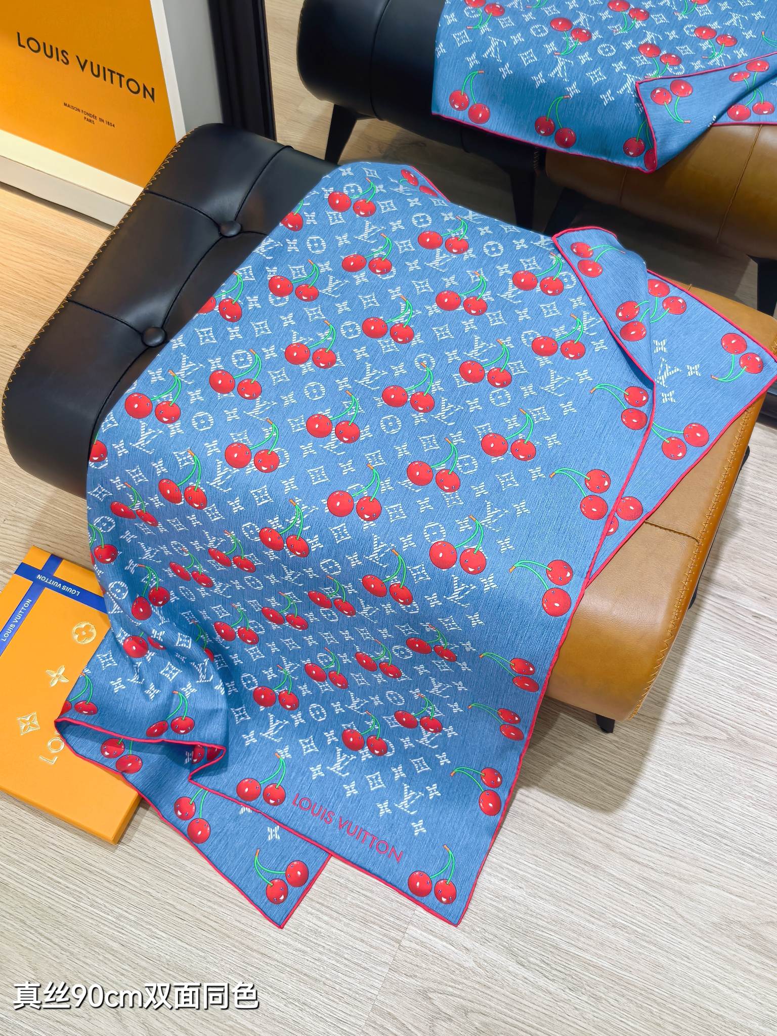 🌼SLV2535
18姆米双面  90x90cm斜纹真丝
LV《LV x TM Monogram Cer