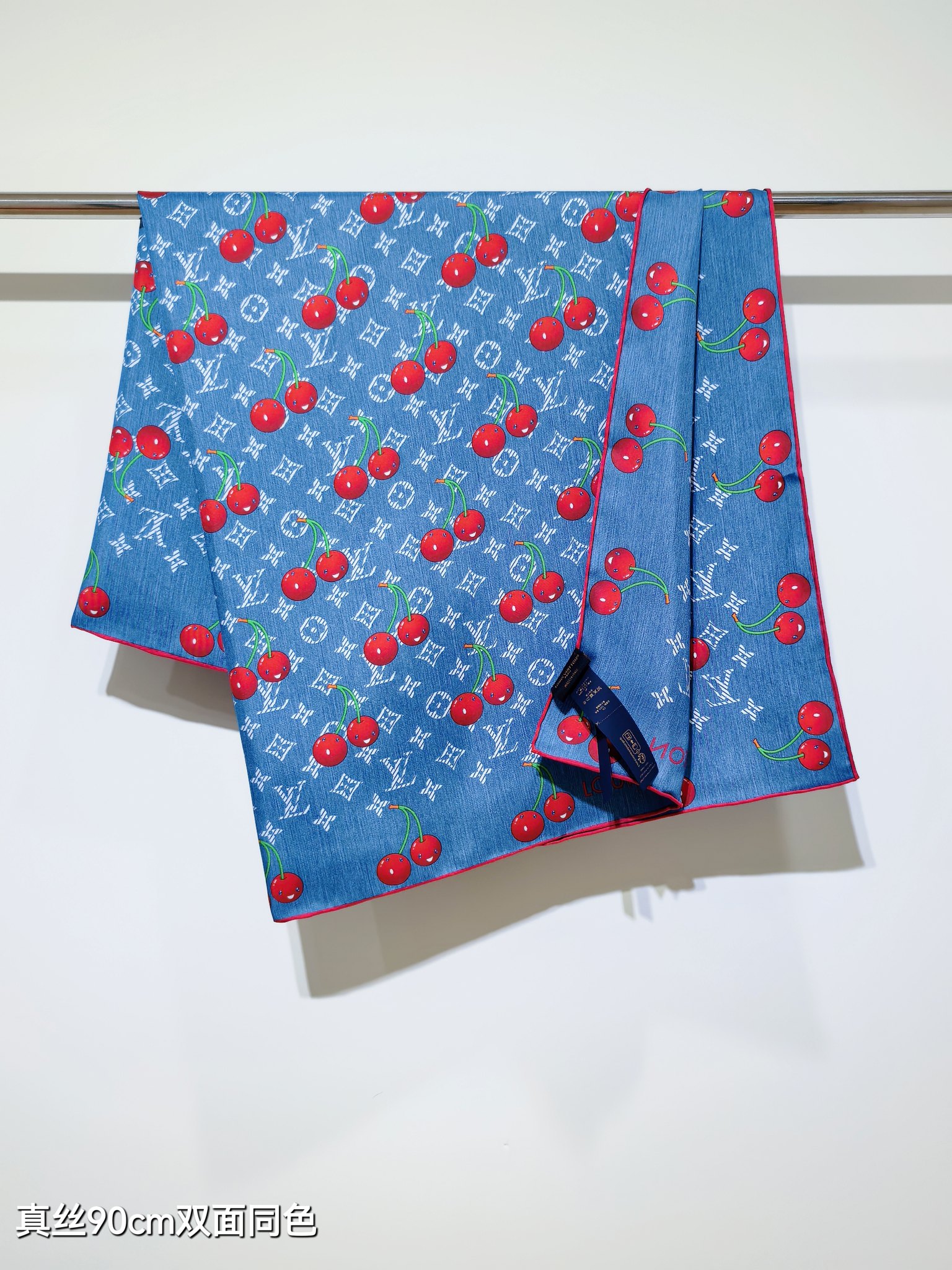 🌼SLV2535
18姆米双面  90x90cm斜纹真丝
LV《LV x TM Monogram Cer