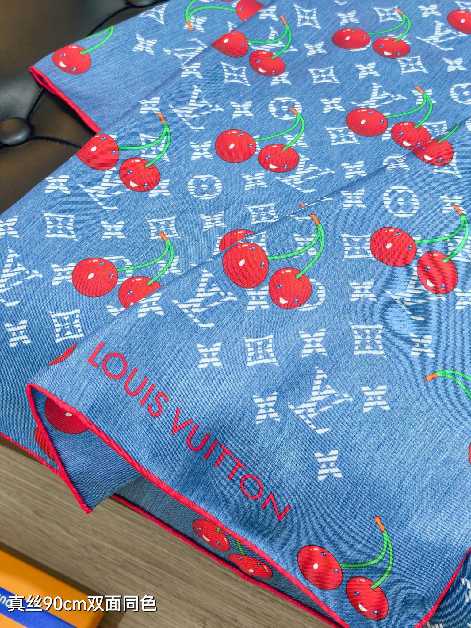 🌼SLV2535
18姆米双面  90x90cm斜纹真丝
LV《LV x TM Monogram Cer