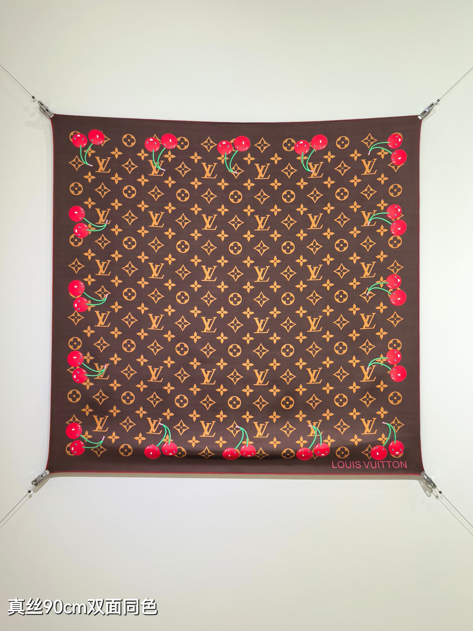 🌼SLV2536
18姆米双面  90x90cm斜纹真丝
LV《LV x TM Monogram Cer