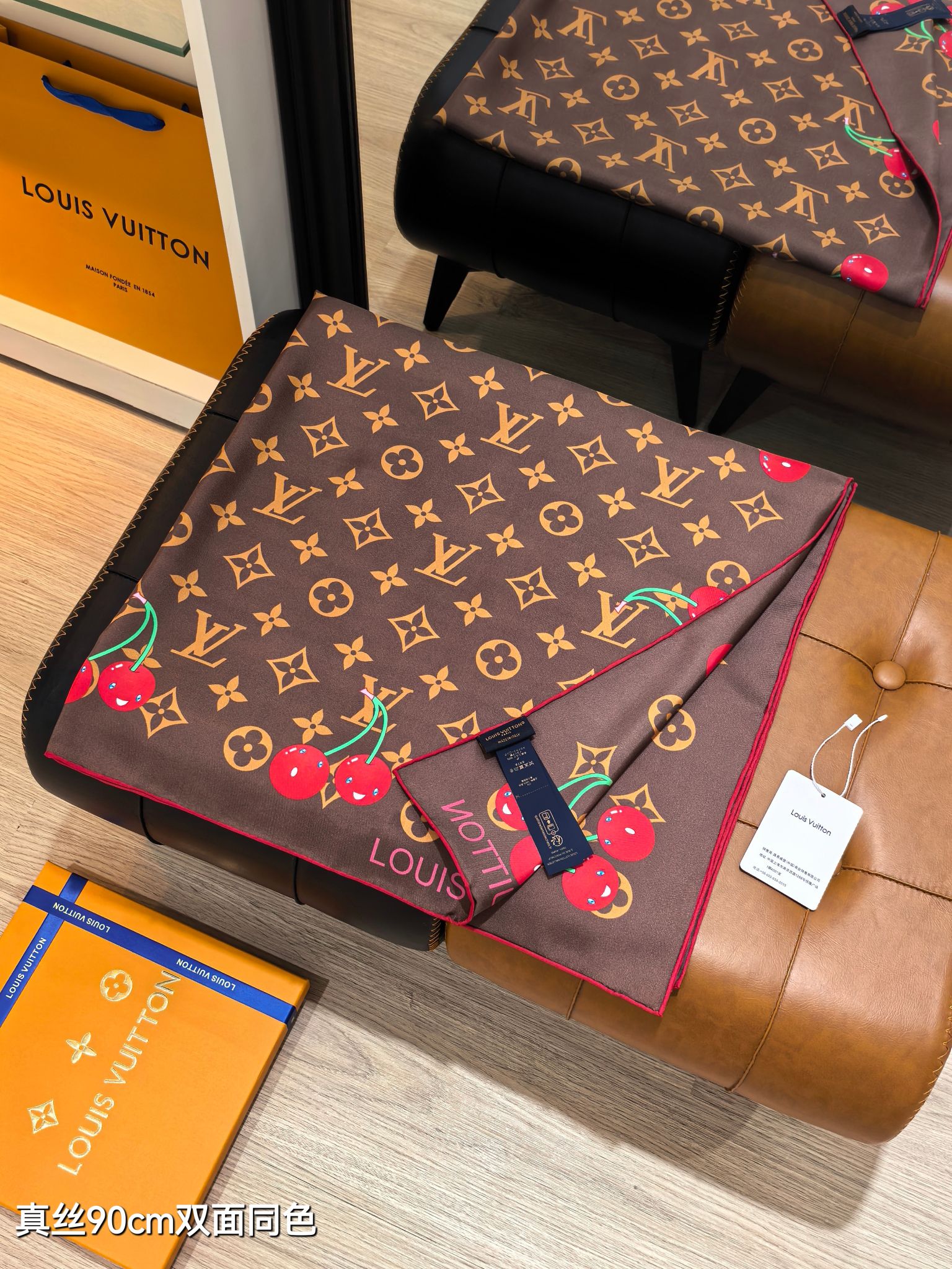 🌼SLV2536
18姆米双面  90x90cm斜纹真丝
LV《LV x TM Monogram Cer