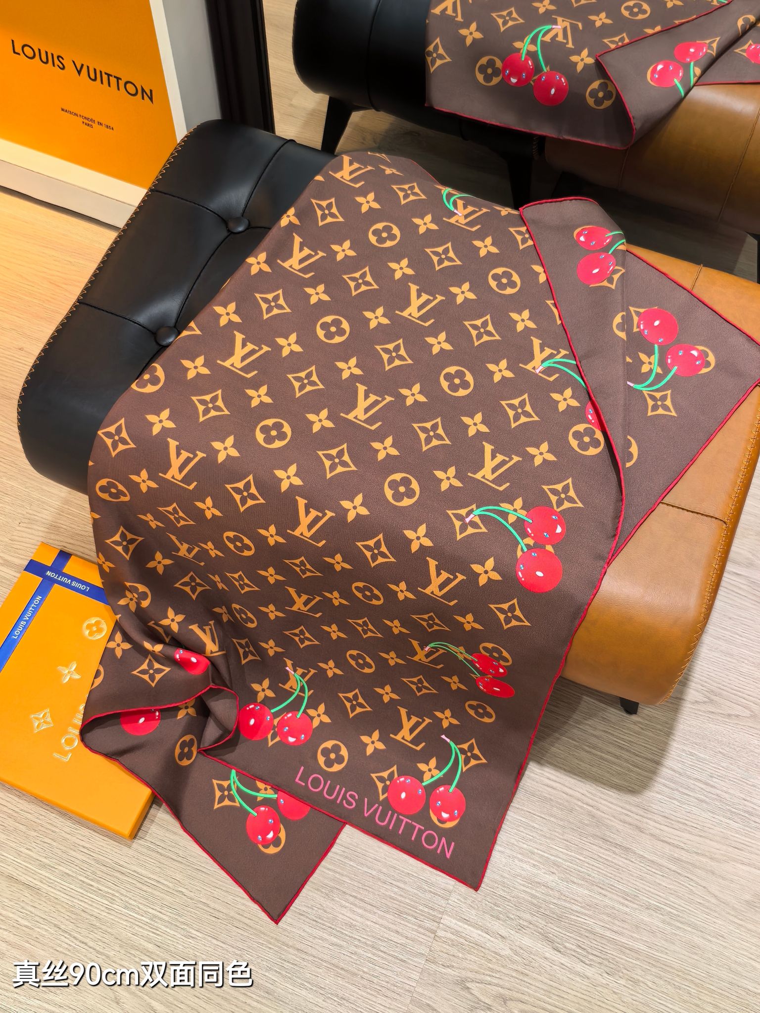 🌼SLV2536
18姆米双面  90x90cm斜纹真丝
LV《LV x TM Monogram Cer