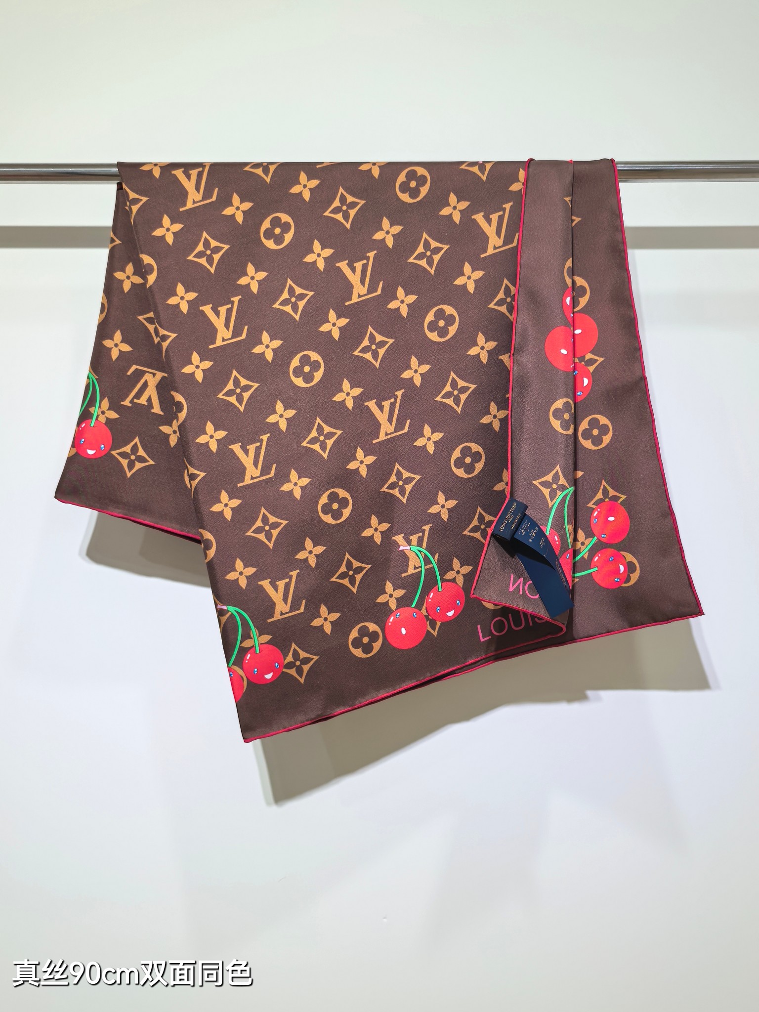 🌼SLV2536
18姆米双面  90x90cm斜纹真丝
LV《LV x TM Monogram Cer