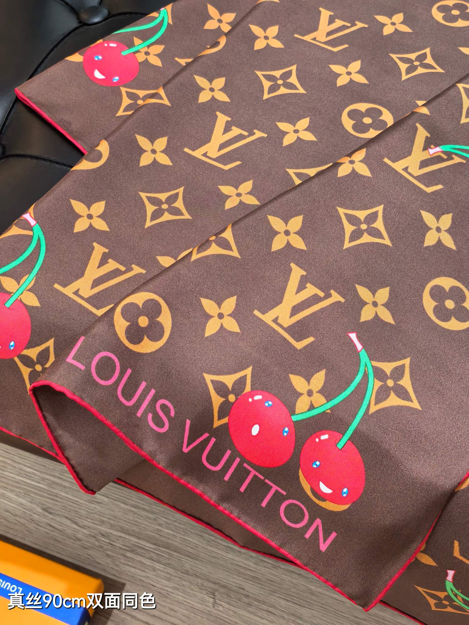 🌼SLV2536
18姆米双面  90x90cm斜纹真丝
LV《LV x TM Monogram Cer