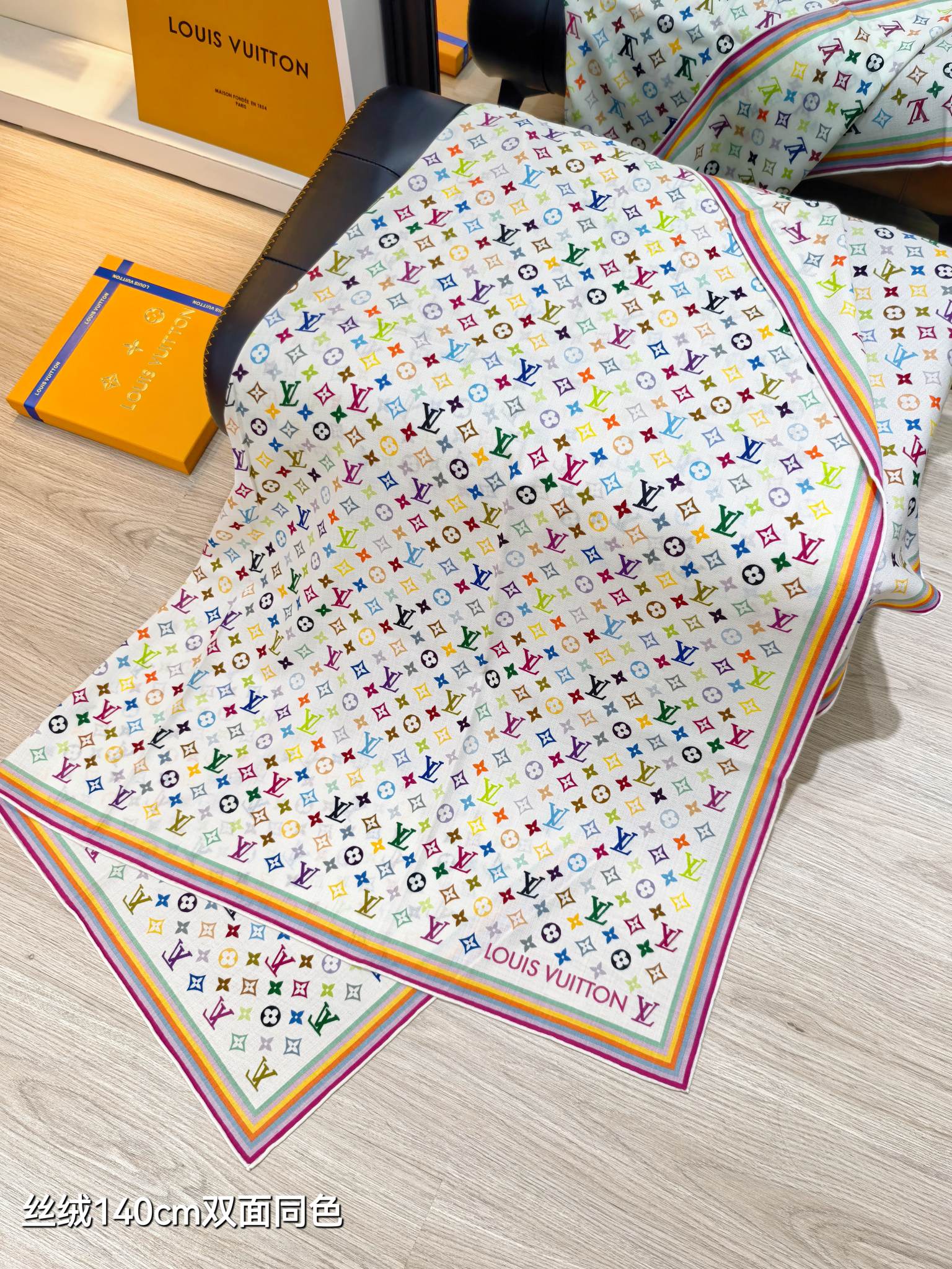❄RLV2540双面同色 140x140cm 70%羊绒30%真丝LV x TM《Monogram Mu