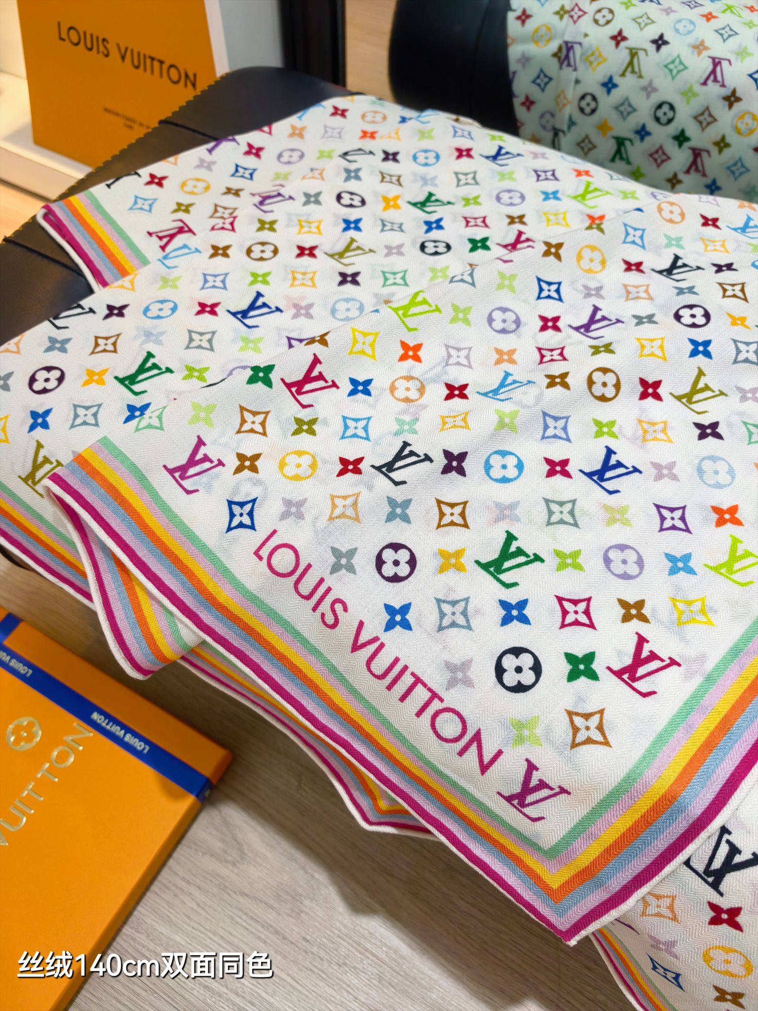 ❄RLV2540双面同色 140x140cm 70%羊绒30%真丝LV x TM《Monogram Mu